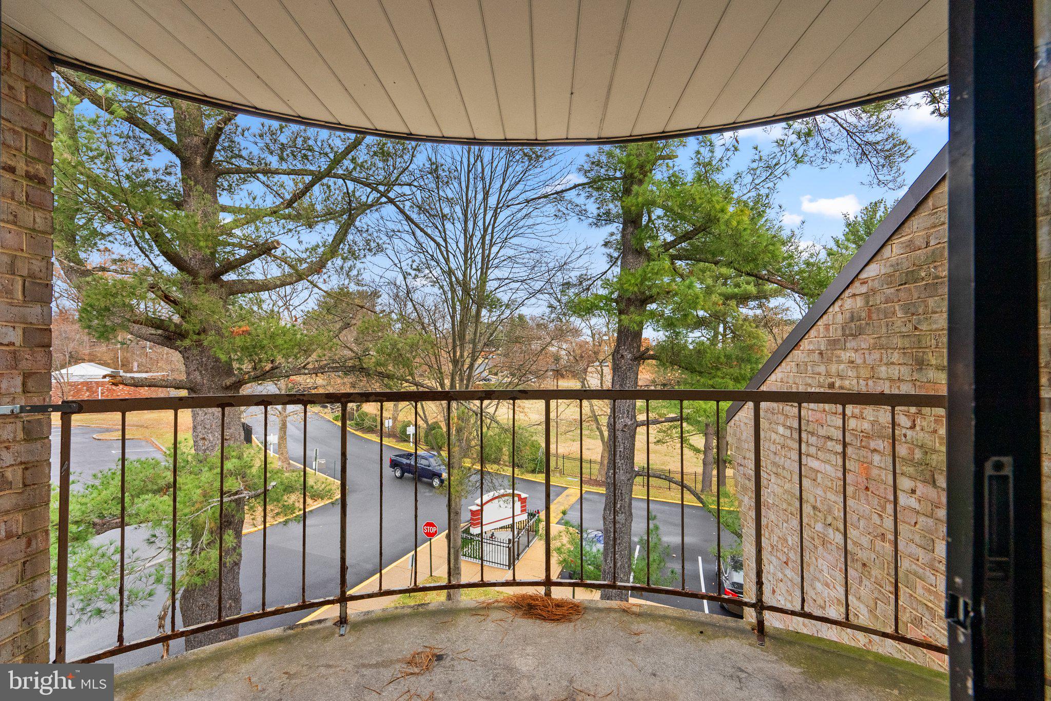 HUNTLEY SQUARE CONDOMINIUMS - Residential