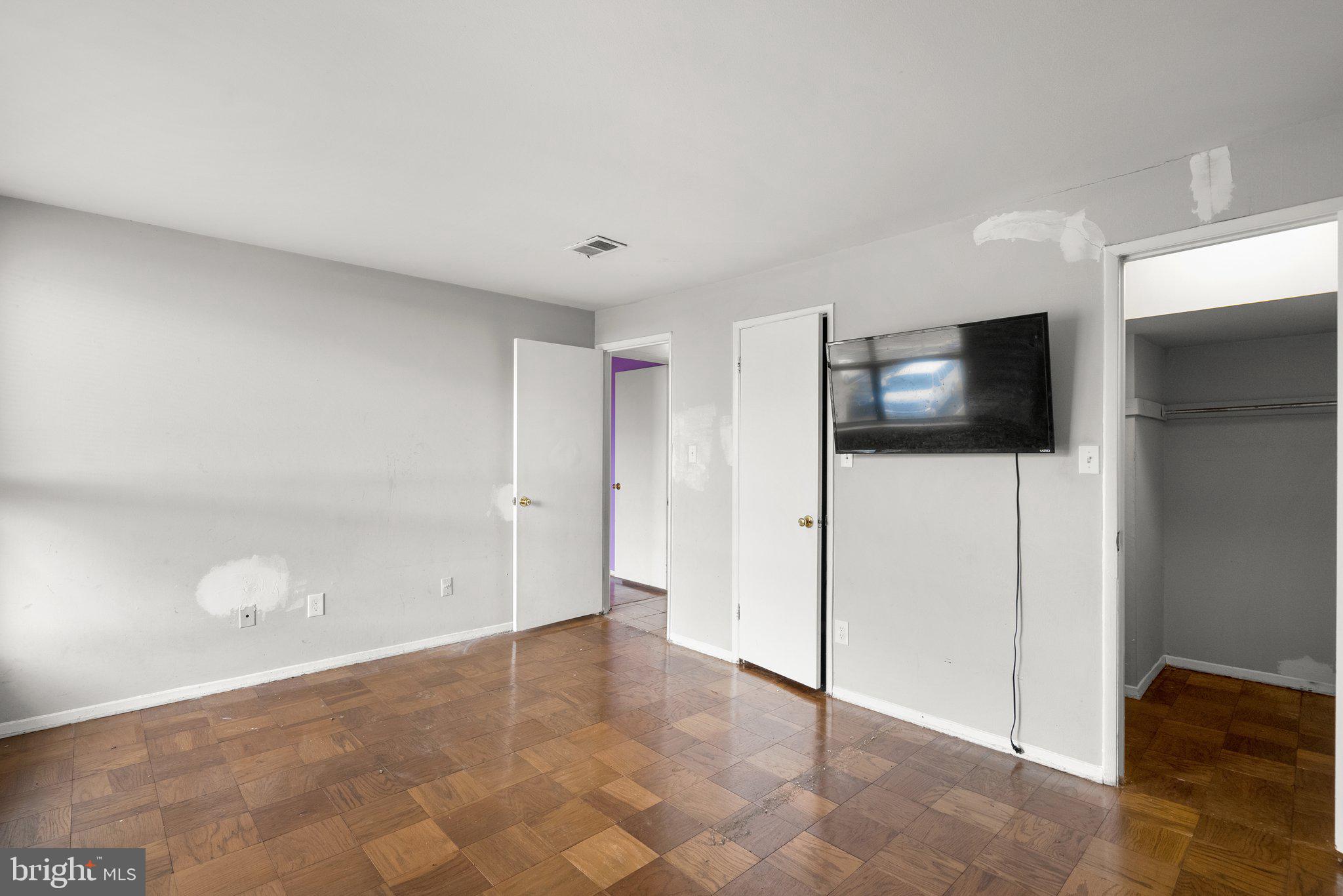 HUNTLEY SQUARE CONDOMINIUMS - Residential