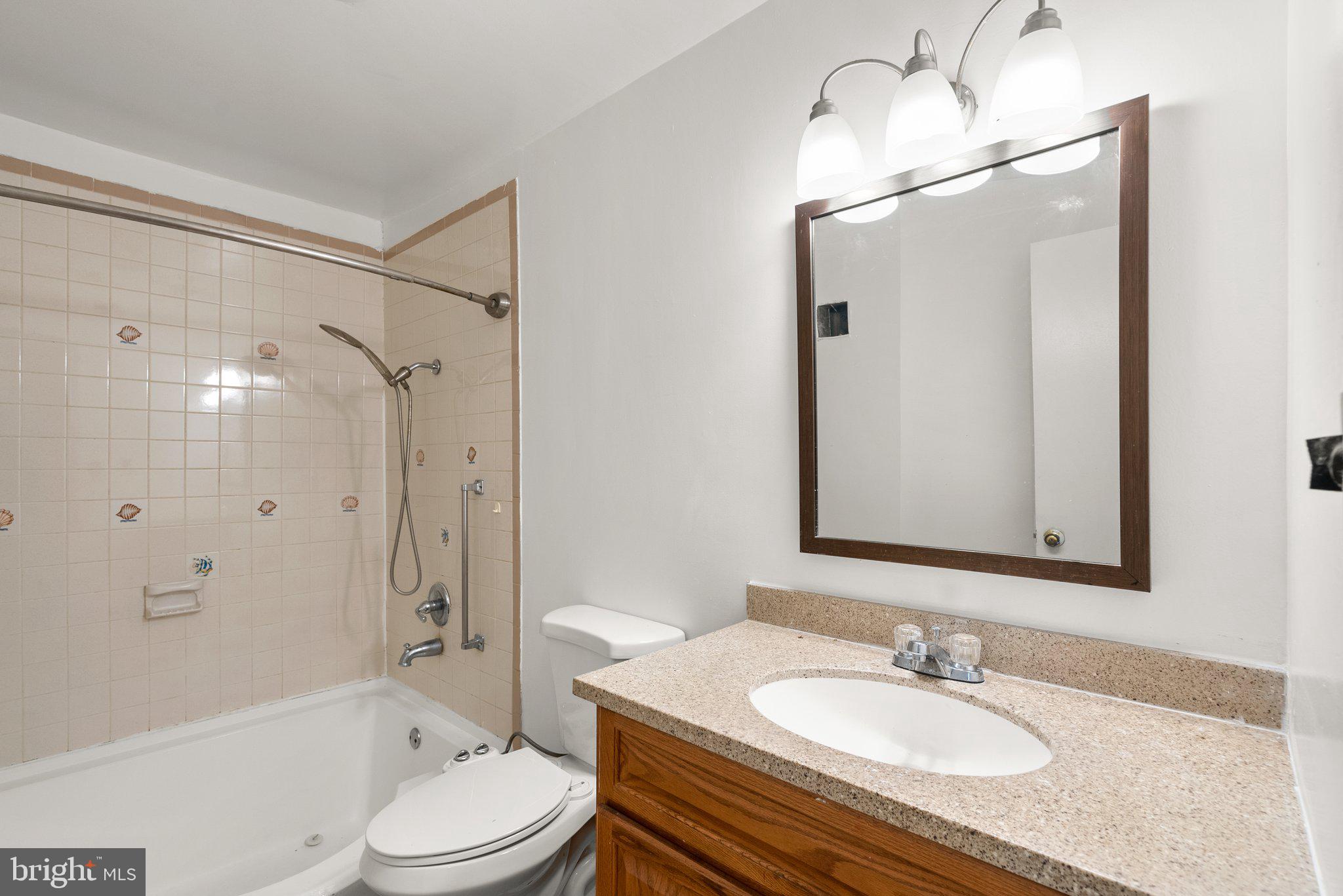 HUNTLEY SQUARE CONDOMINIUMS - Residential