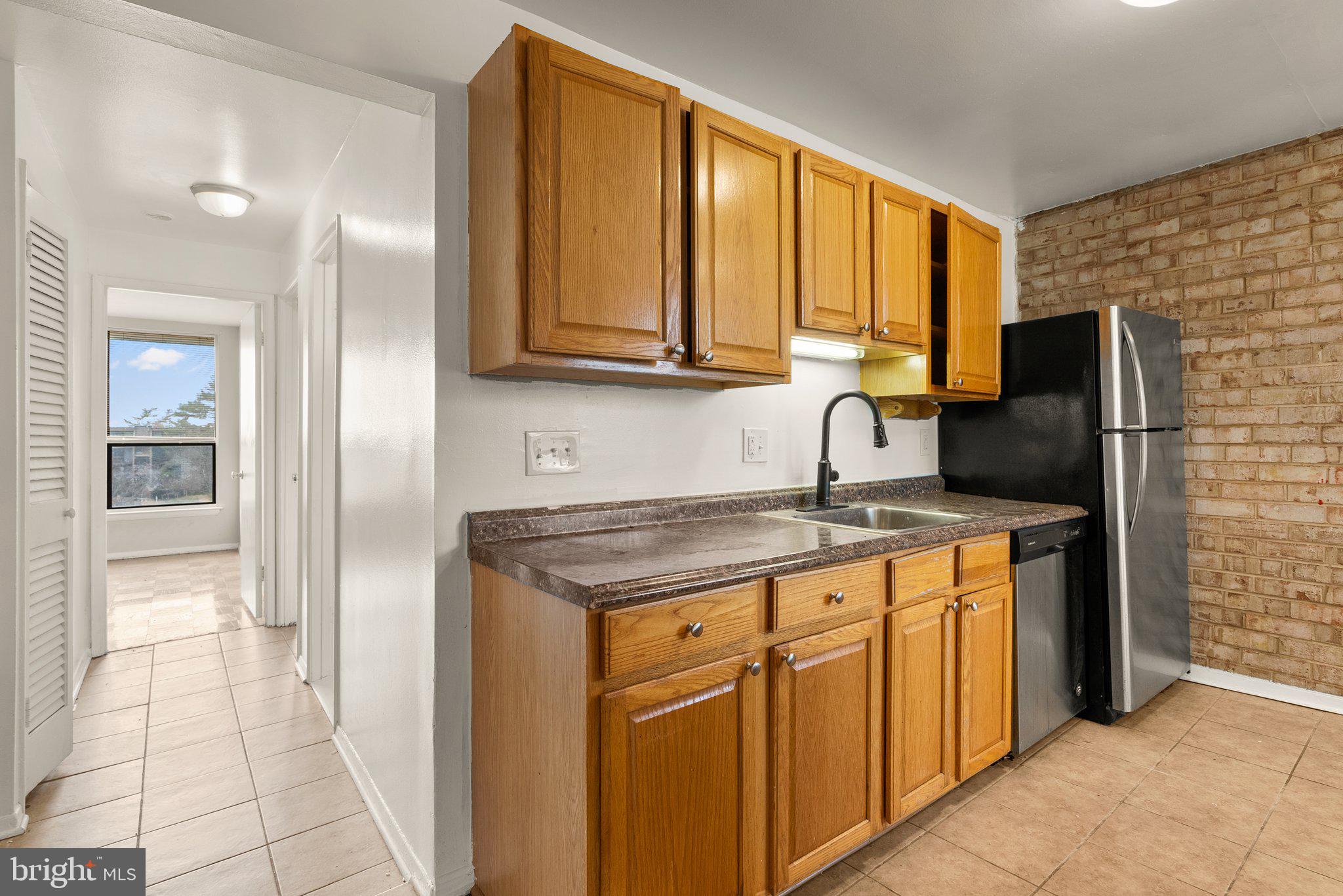 HUNTLEY SQUARE CONDOMINIUMS - Residential