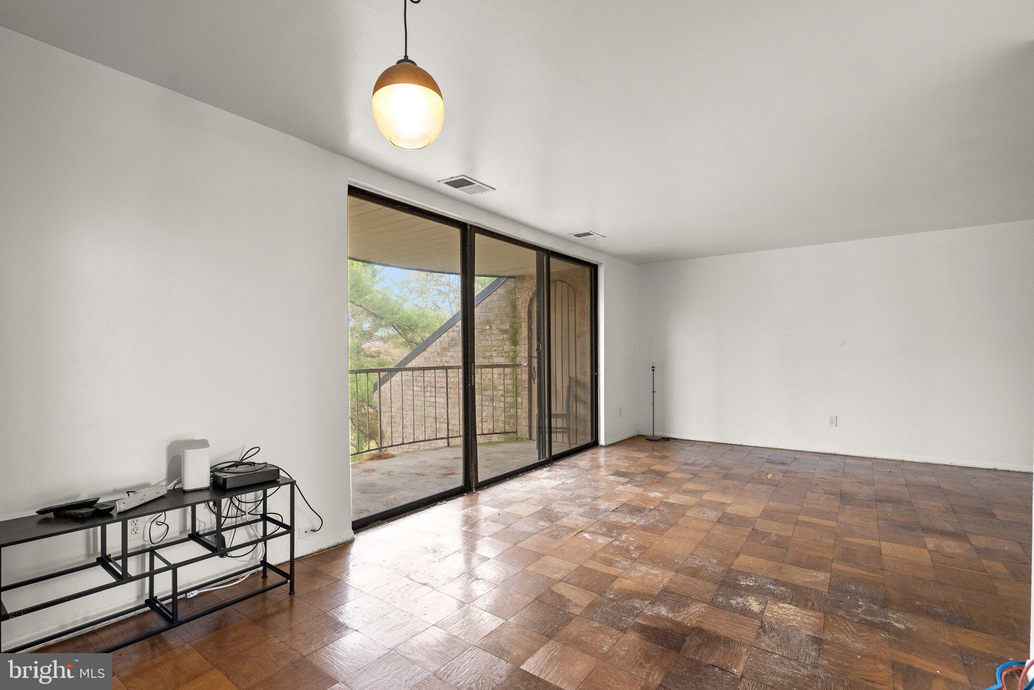 HUNTLEY SQUARE CONDOMINIUMS - Residential