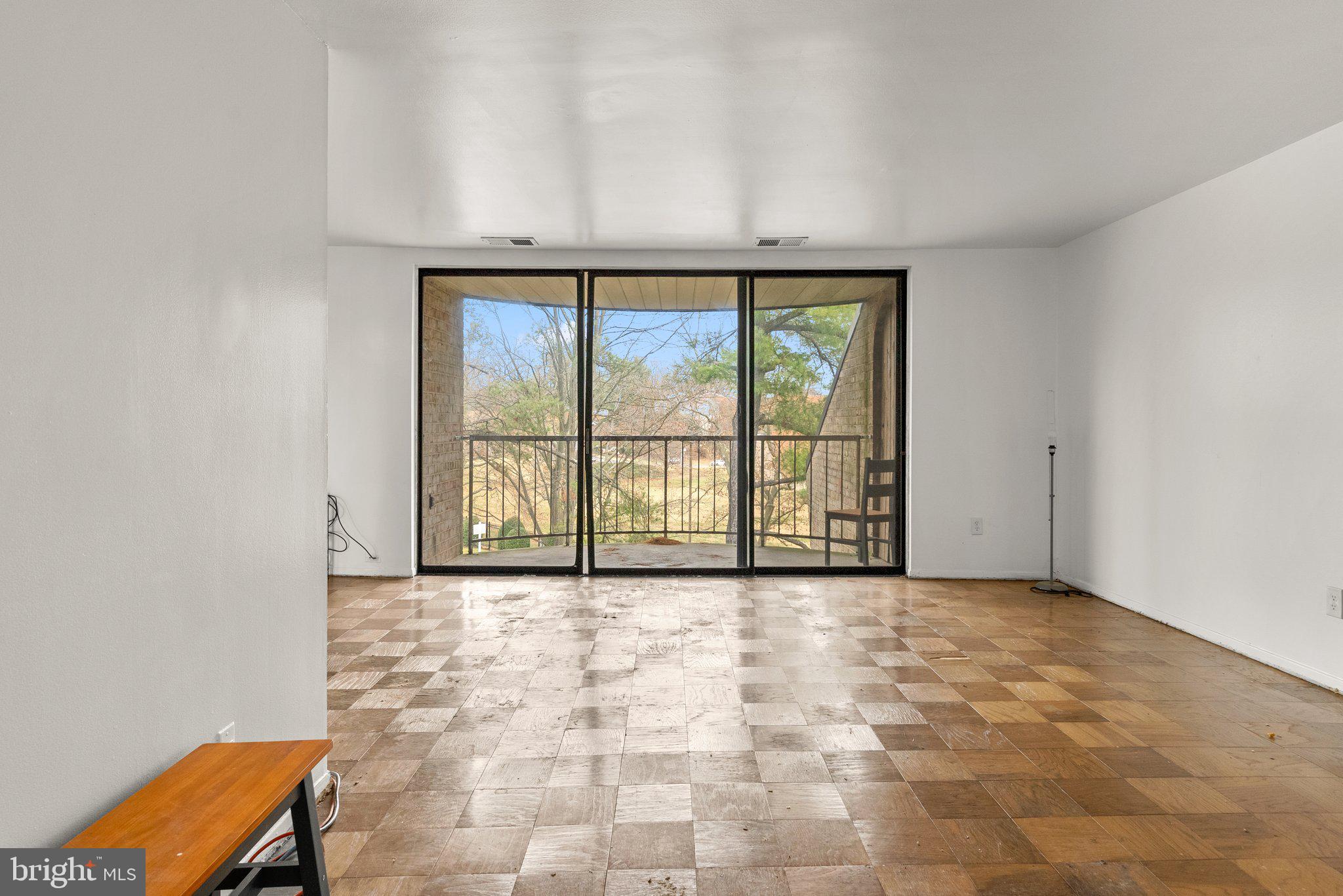 HUNTLEY SQUARE CONDOMINIUMS - Residential