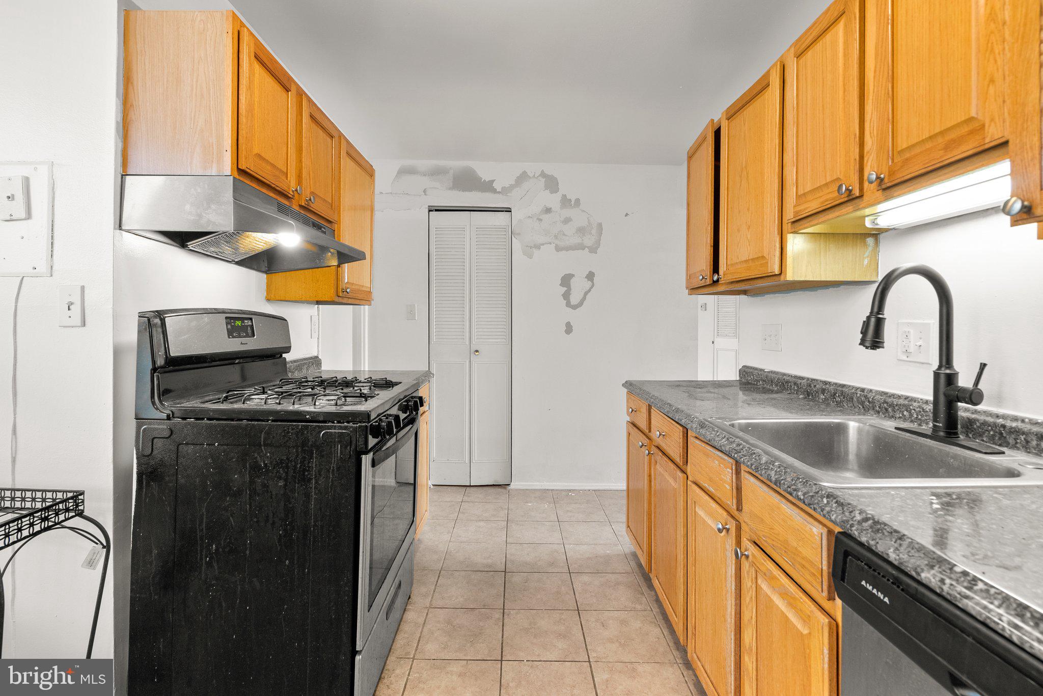 HUNTLEY SQUARE CONDOMINIUMS - Residential