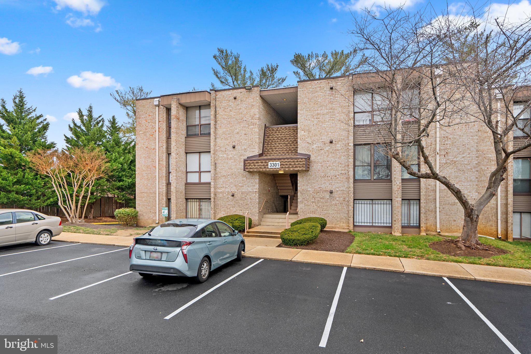 HUNTLEY SQUARE CONDOMINIUMS - Residential