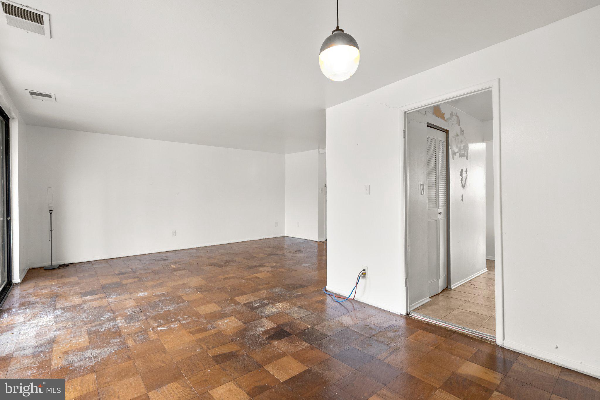 HUNTLEY SQUARE CONDOMINIUMS - Residential