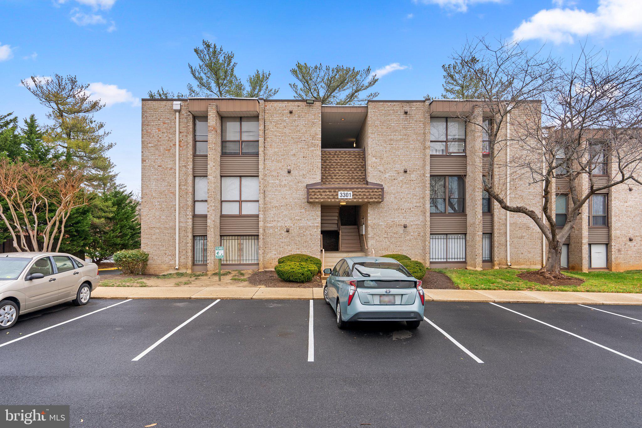 HUNTLEY SQUARE CONDOMINIUMS - Residential