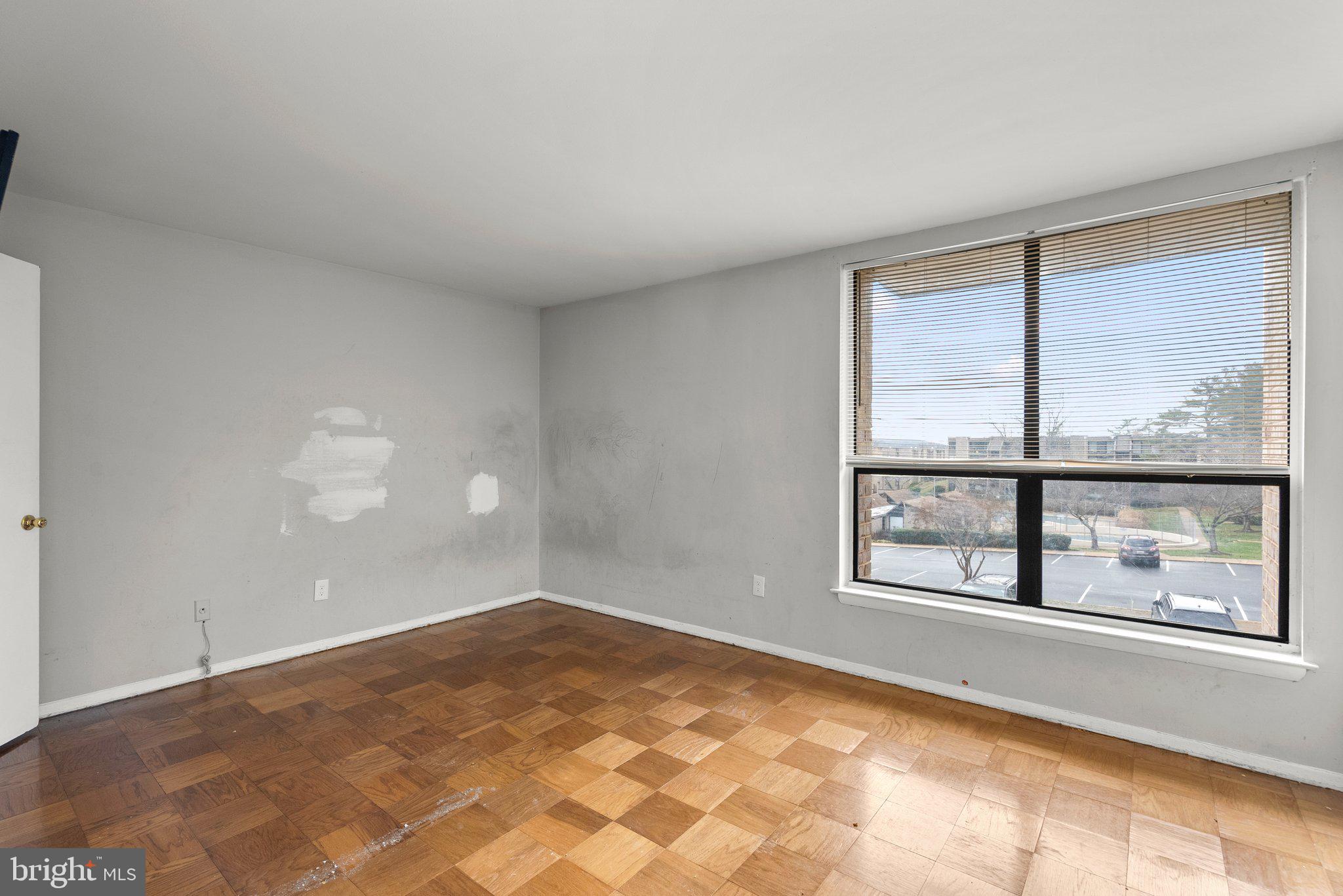 HUNTLEY SQUARE CONDOMINIUMS - Residential