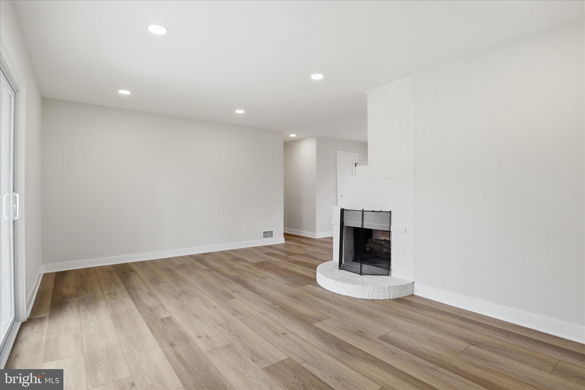 COUNTRY CLUB MANOR - Residential