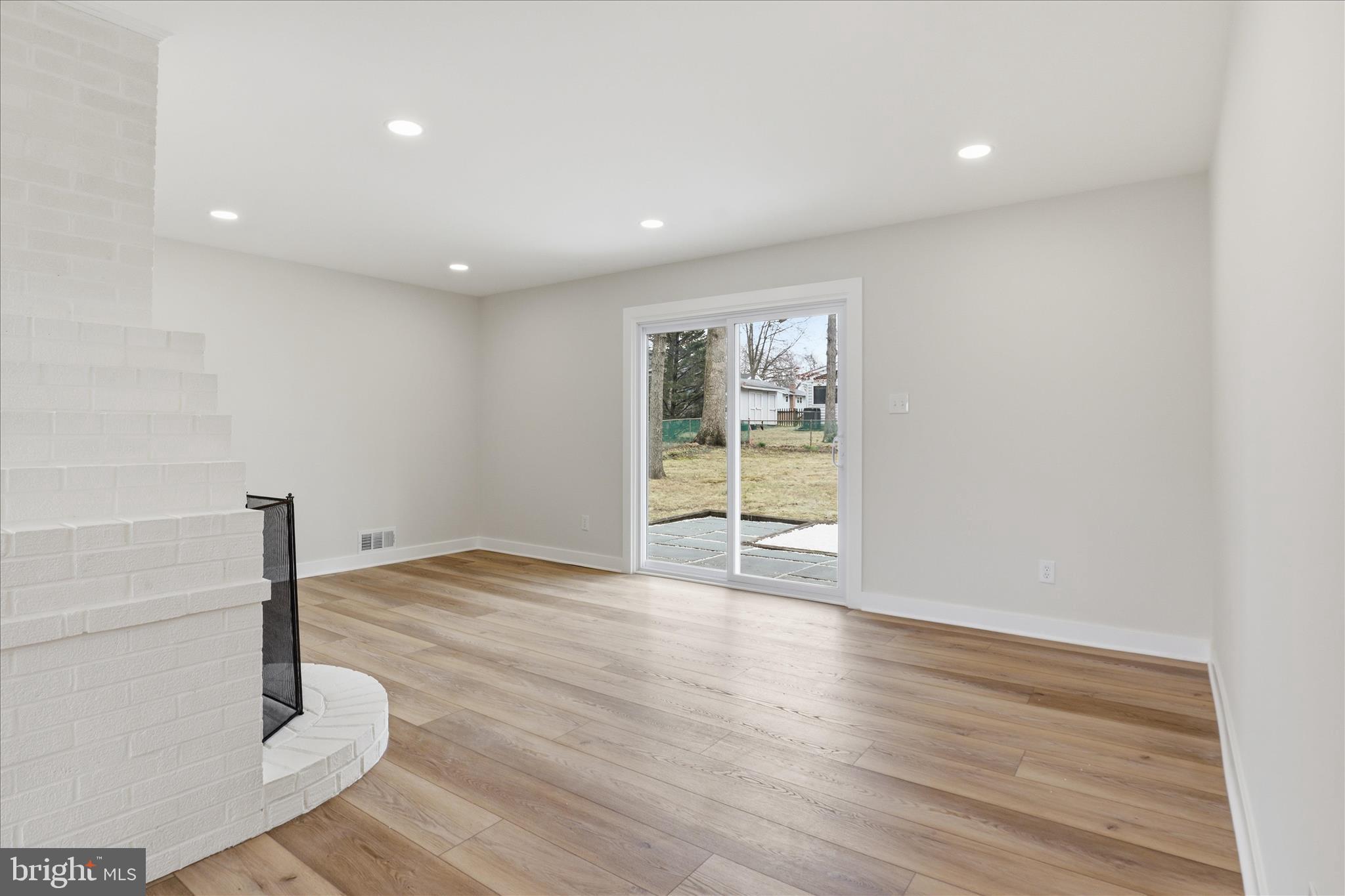 COUNTRY CLUB MANOR - Residential