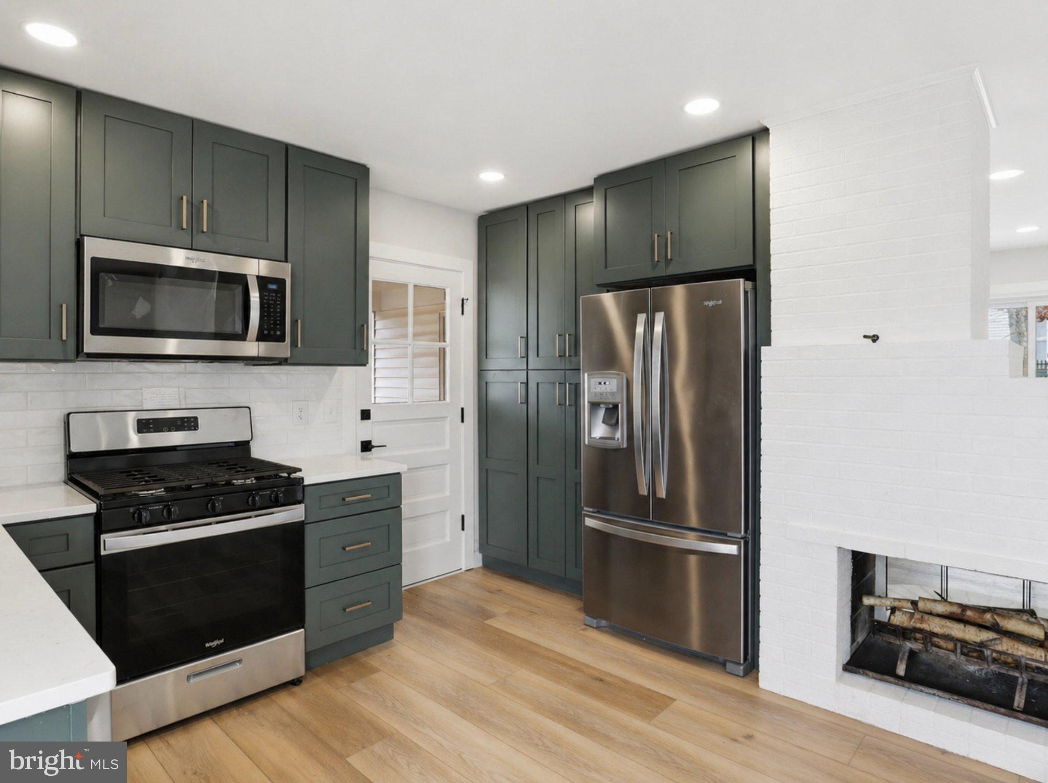 COUNTRY CLUB MANOR - Residential