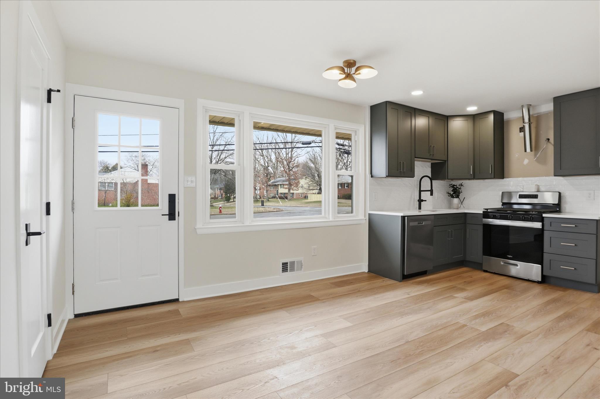 COUNTRY CLUB MANOR - Residential