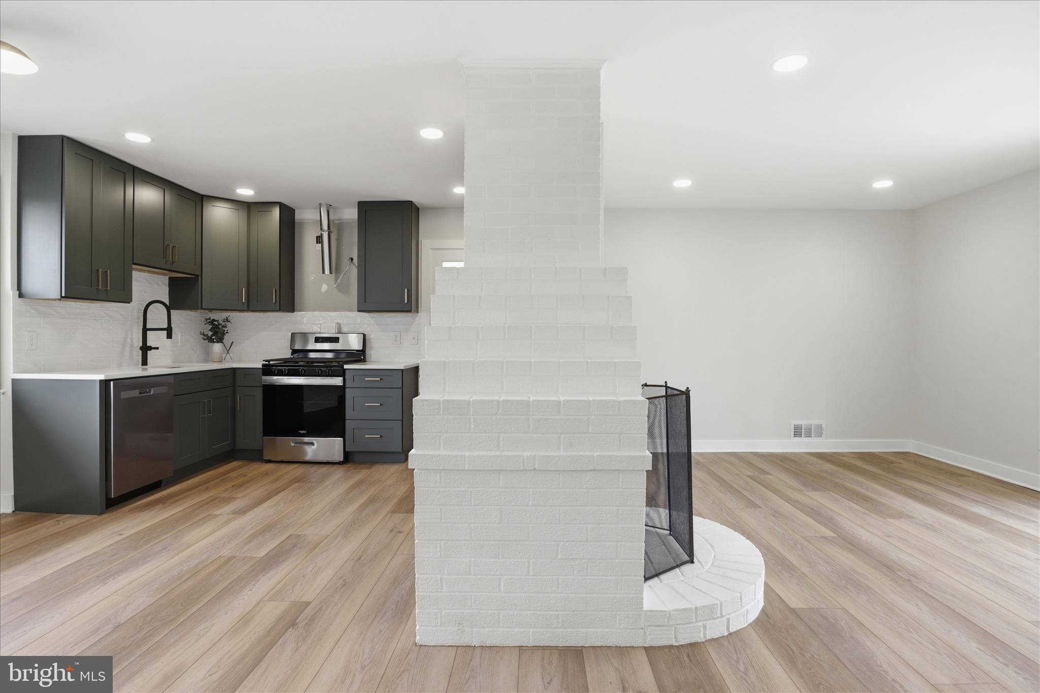 COUNTRY CLUB MANOR - Residential