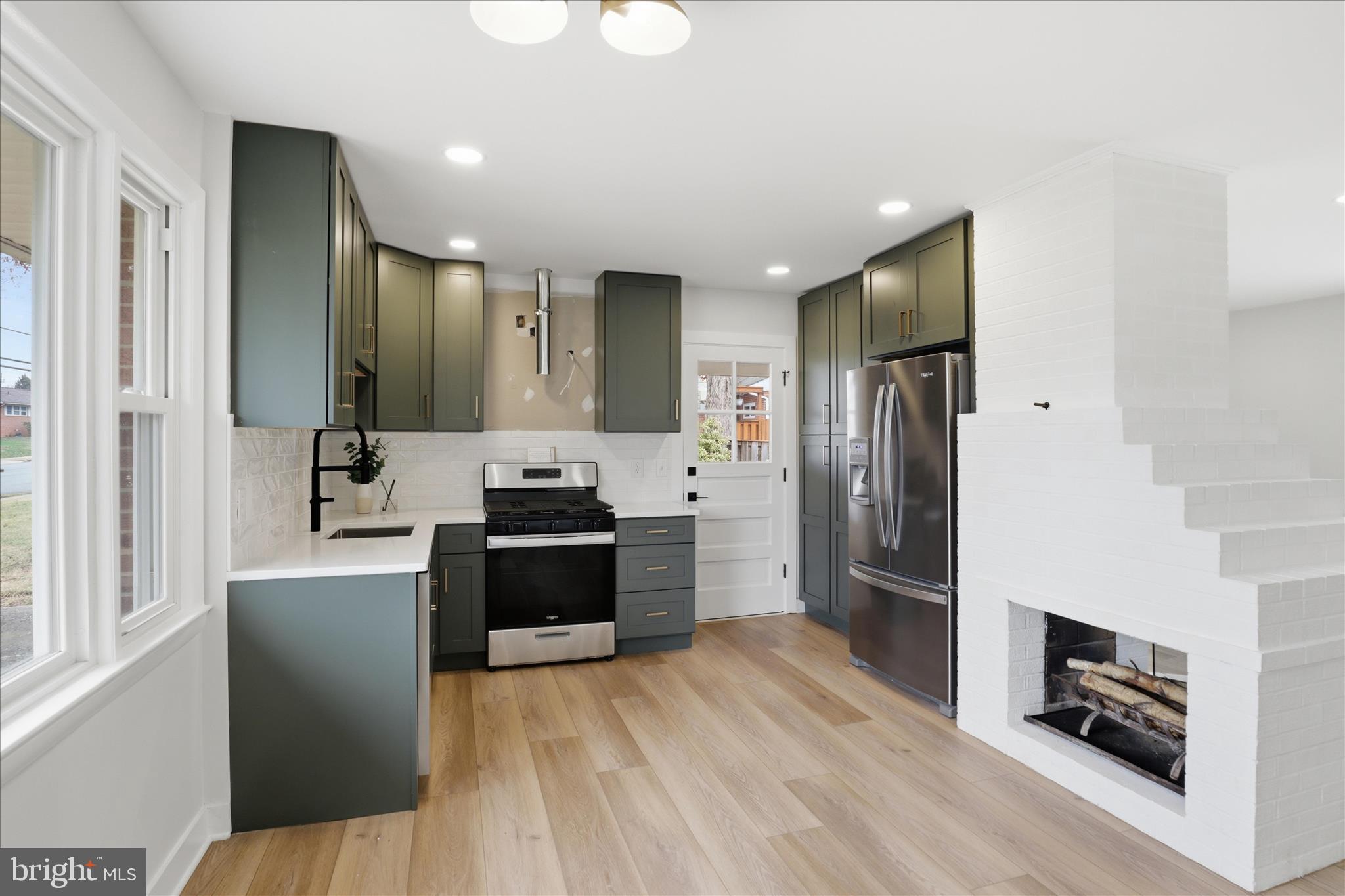 COUNTRY CLUB MANOR - Residential