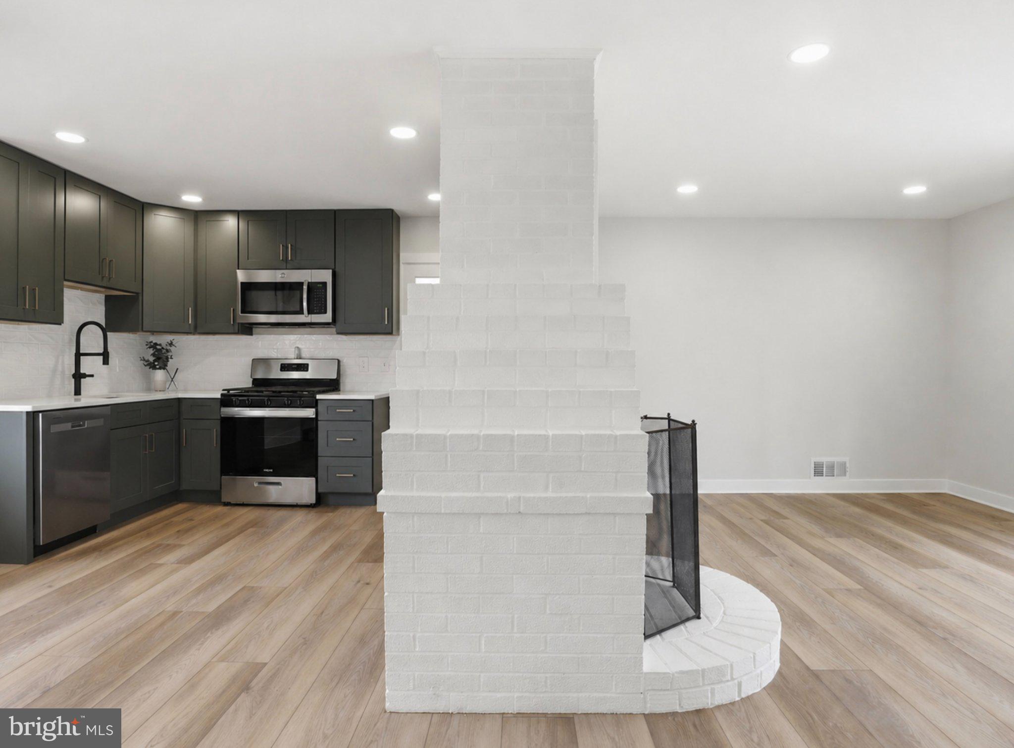 COUNTRY CLUB MANOR - Residential