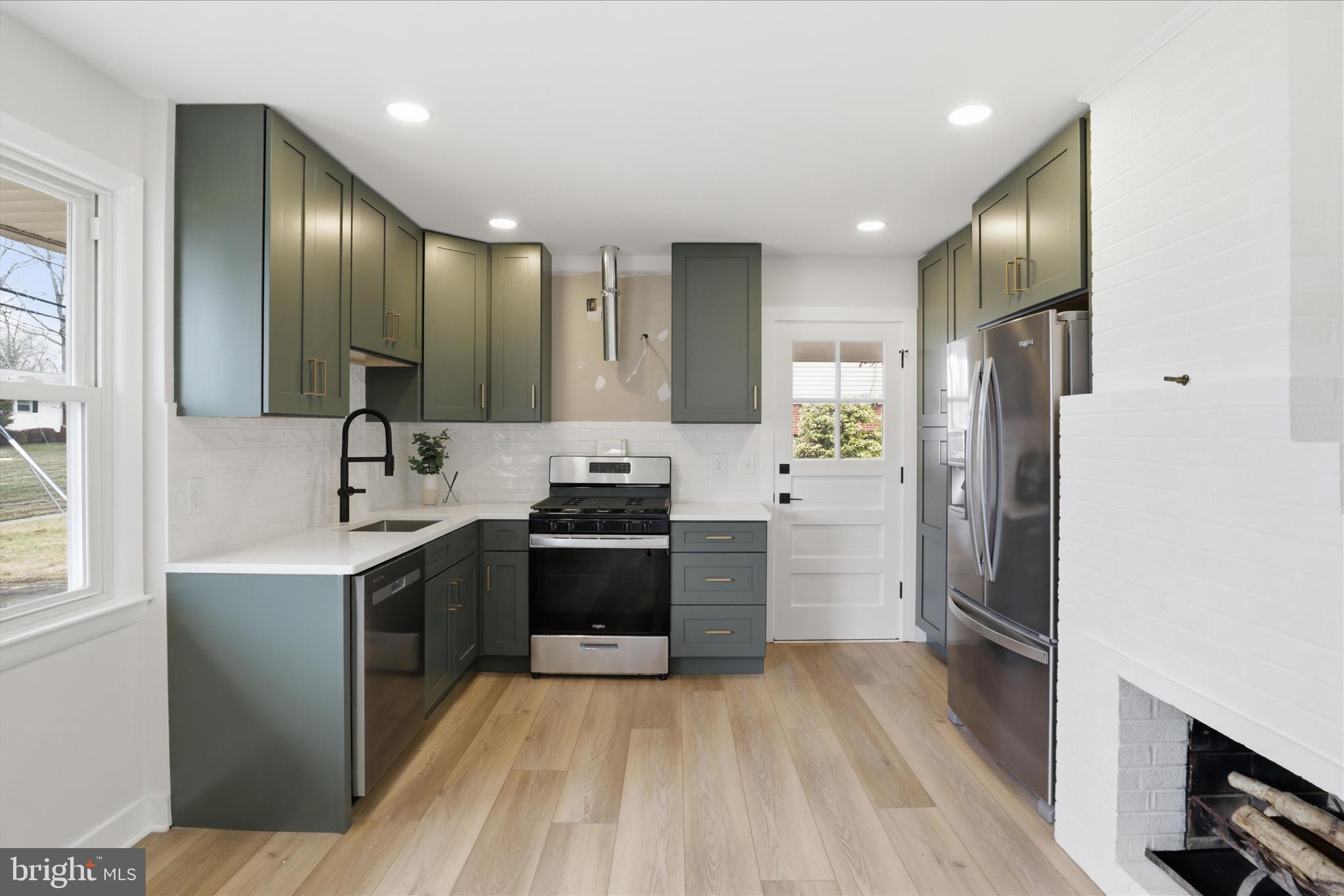 COUNTRY CLUB MANOR - Residential