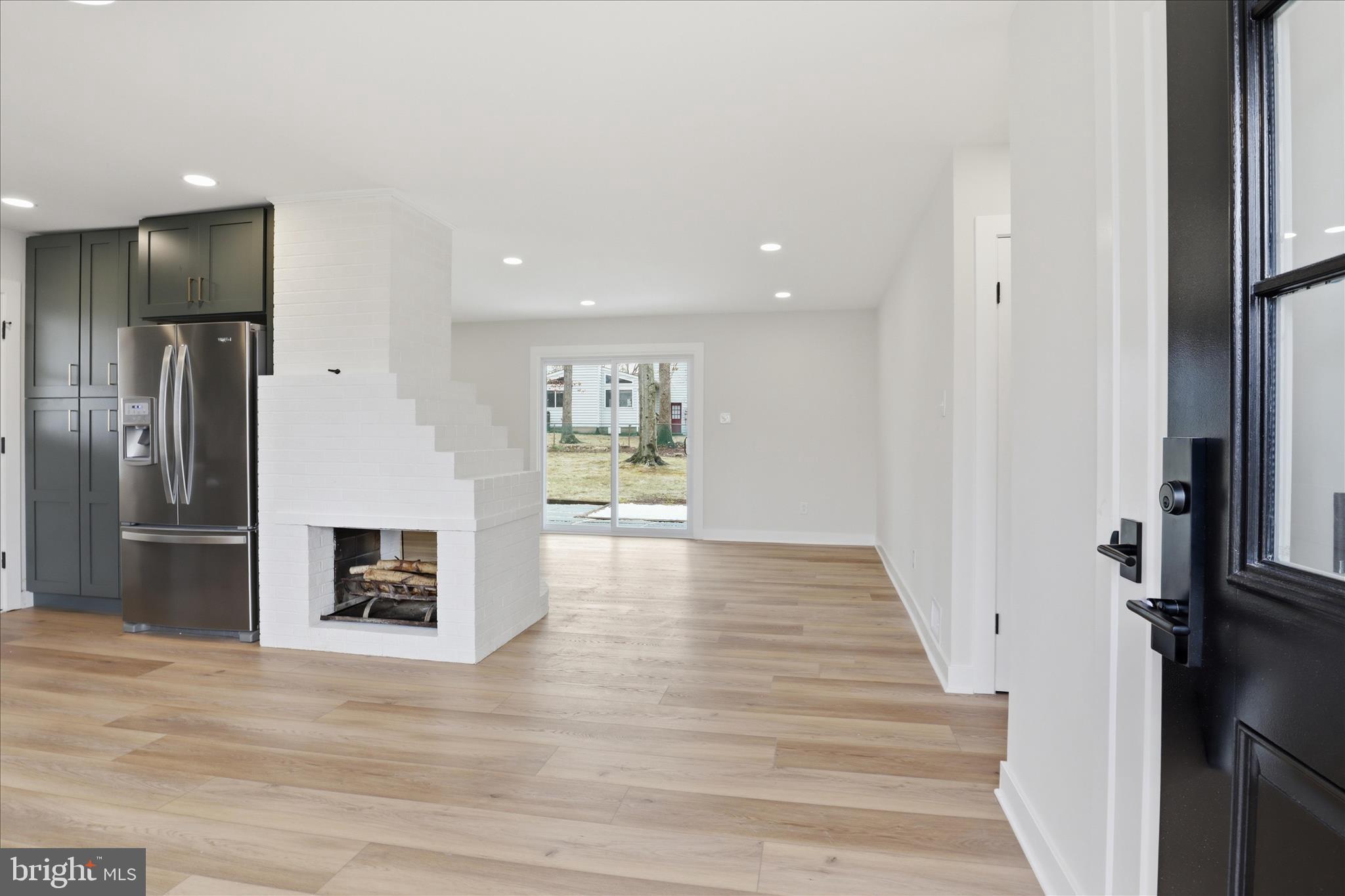 COUNTRY CLUB MANOR - Residential