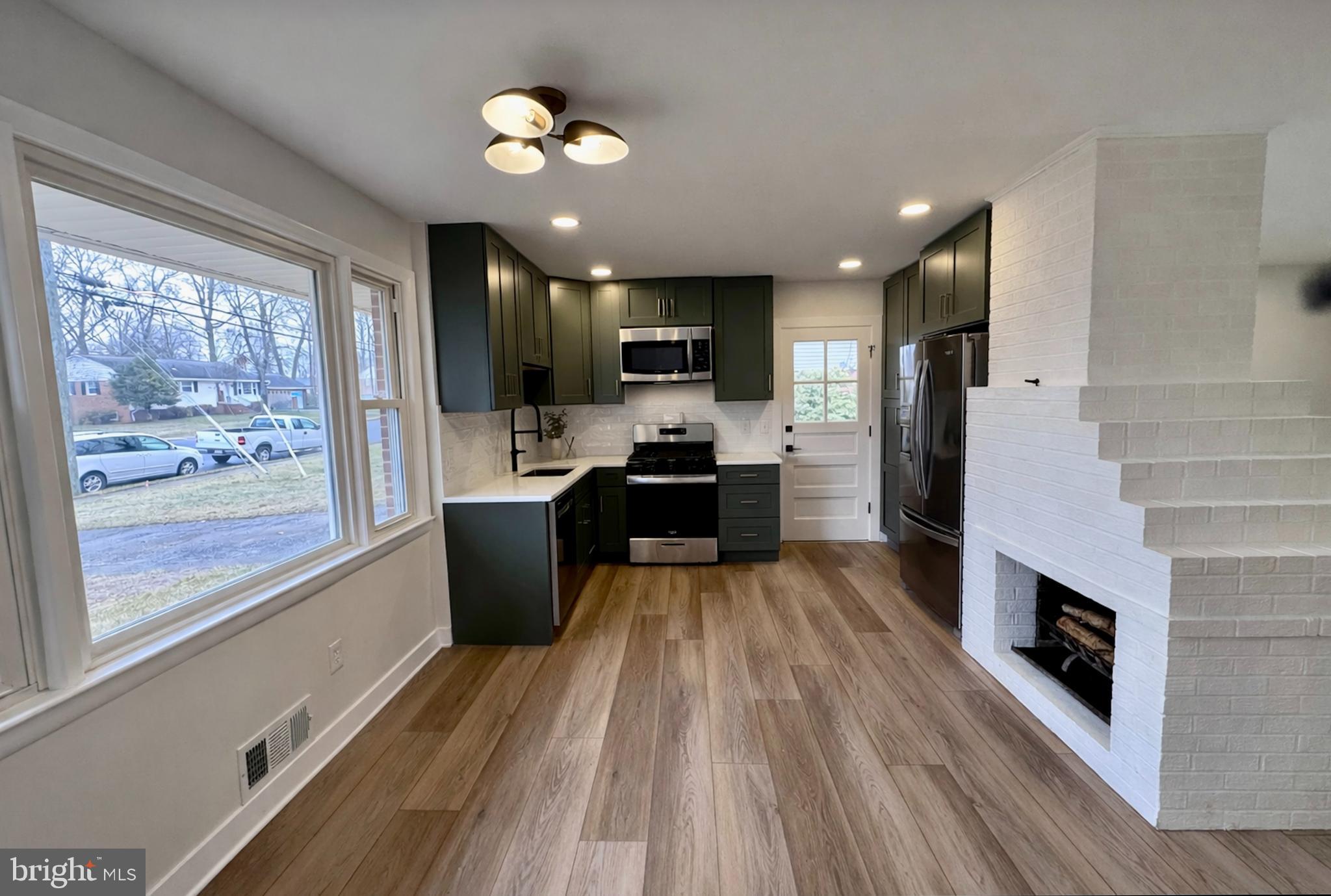 COUNTRY CLUB MANOR - Residential