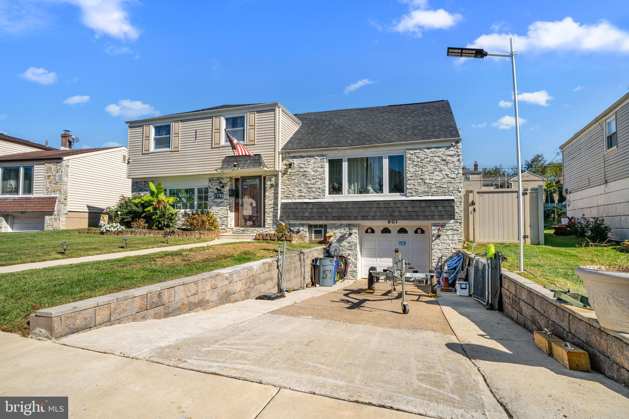 807 LARKSPUR STREET