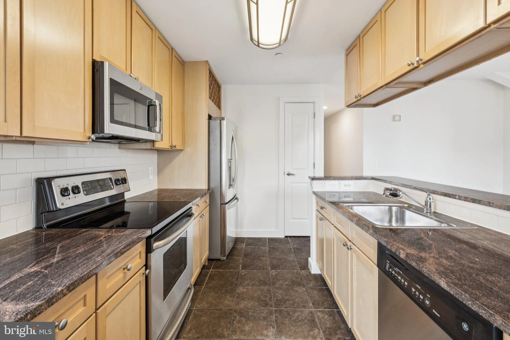 Philadelphia, Pennsylvania 19102, United States, 2 Bedrooms Bedrooms, ,2 BathroomsBathrooms,Residential,Active,197165