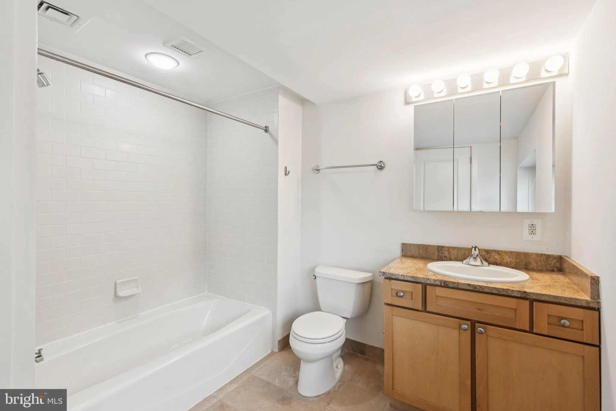 Philadelphia, Pennsylvania 19102, United States, 2 Bedrooms Bedrooms, ,2 BathroomsBathrooms,Residential,Active,197165