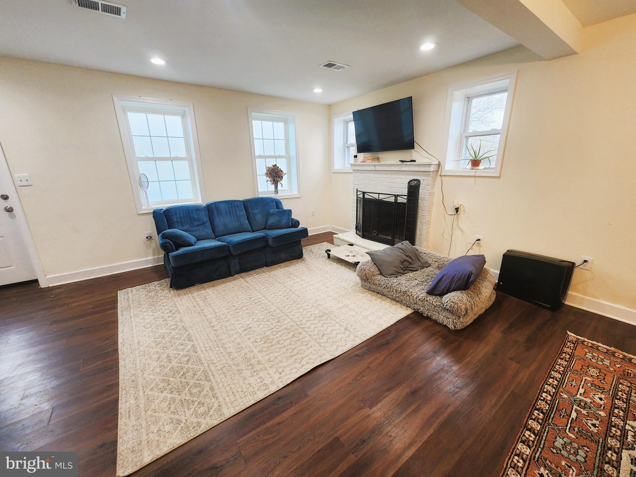 OLNEY OUTSIDE - Residential Lease