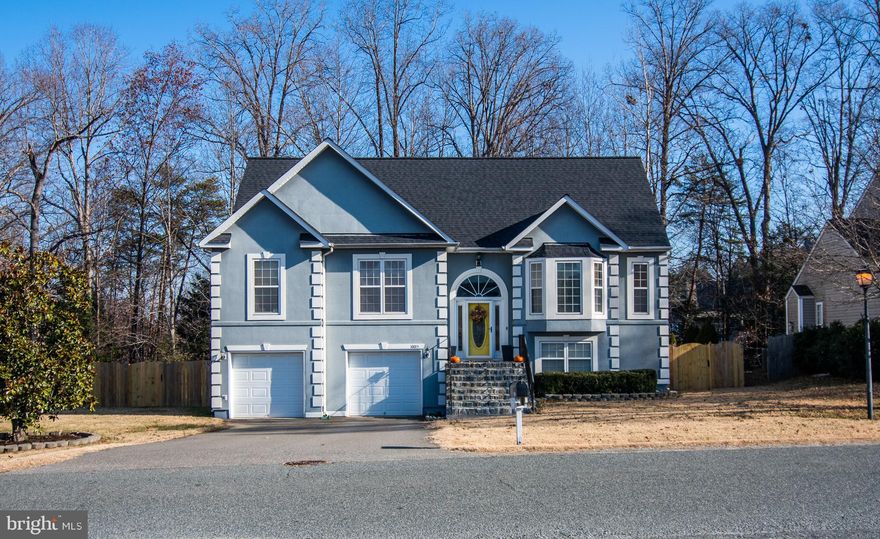 BEAUTIFUL HOME AT THE CROSSROADS OF THIS LOVELY COMMUNITY! ONE OWNER, IMMACULATELY KEPT!   BEAUTIFUL HARDWOOD FLOORS THROUGHOUT THE MAIN LEVEL. VAULTED  CEILINGS. NEW KITCHEN APPLIANCES INCLUDING 5 EYE GOURMET STOVE; BREAKFAST BAR AND BRIGHT BREAKFAST AREA THAT OPENS TO  SPACIOUS REFINISHED (2022) DECK. FORMAL DINING AREA; HUGE MASTER BEDROOM SUITE WITH COZY SITTING AREA. BRIGHT LUXURIOUS MASTER BATH (UPGRADED) WITH SOAKING TUB AND SEPARATE SHOWER, WALK IN CLOSET.  LARGE  FRONT  AND COMPLETELY ENCLOSED  BACKYARD WITH NEWLY REFINISHED, 6FT PRIVACY FENCE: COMPLETE WITH TWO NEW LATCHED GATES. REAR DECK, OFF THE BREAKFAST AREA IS COMPLETE WITH STAIRS TO THE BACKYARD. HOME BACKS TO WOODED AREA FOR ADDITIONAL PRIVACY.  BASEMENT IS FULLY FINISHED! WALKOUTS TO BACKYARD. PERFECT FOR TEEN/IN-LAW SUITE. LARGE BEDROOM,  LIVING ROOM OR GAME ROOM, SEPARATE OFFICE/DEN/GYM. COMPLETELY REMODELED, FULL BATHROOM.
RECENT UPGRADES INCLUDE: NEW ROOF (2022), HEATING AND A/C SYSTEM (2021), REFINISHED DECK AND STAIRWAY(2022), NEW BASEMENT BATHROOM (2022), FOYER FLOOR/STAIRS (2022)