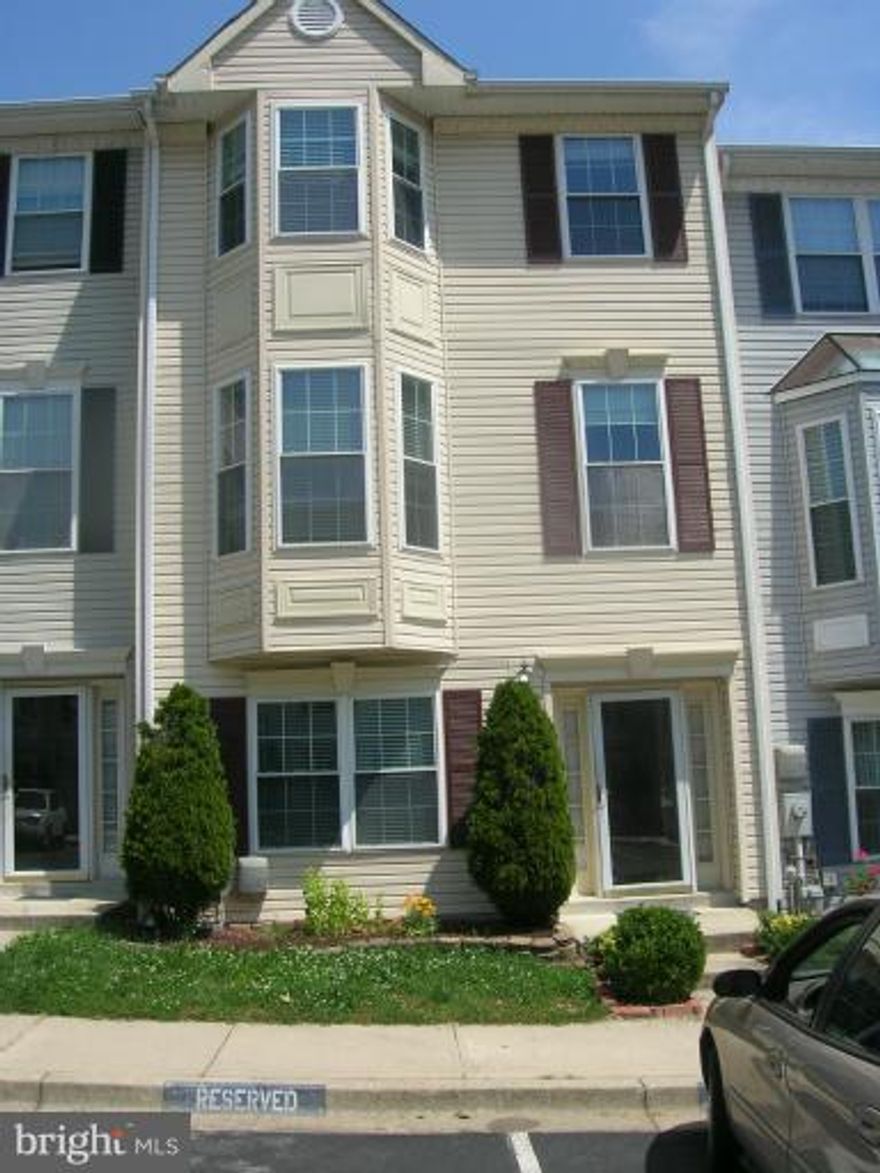 4 BEDROOMS AND 3 FULL BATH AND HALF BATH. LARGE TOWNHOUSE. NICE DECK. IN THE MIDDLE WAY OF BALTIMORE, ANNAPOLIS, COLUMBIA AND WASHINGTON, DC.  2 HOURS NOTICE REQUIRED FOR SHOWING.