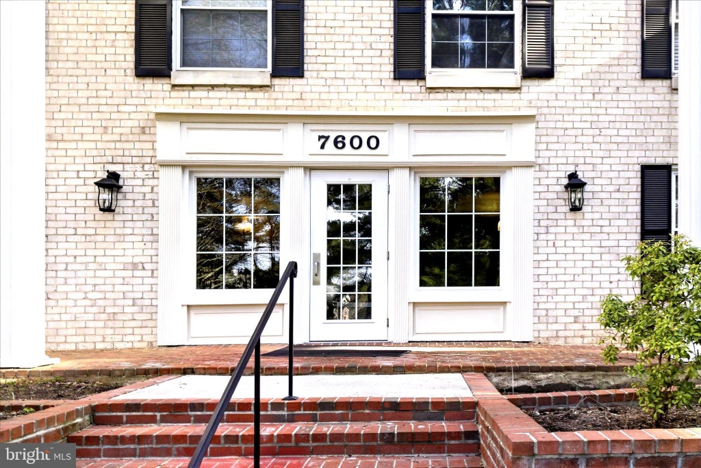 Photo of 7600 Tremayne Place #301, MCLEAN, VA 22102 (MLS # VAFX2293326)