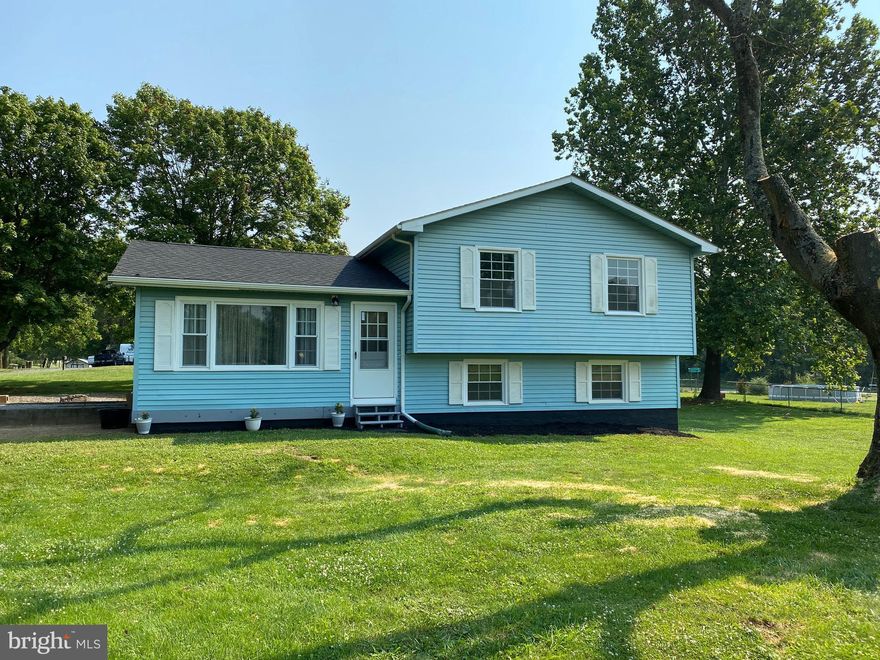 This freshly painted spit level sits on .99 acre lot and offers three bedrooms and two full baths.  Family room in lower level.  New heat pump, roof 2 years old, replacement windows, new 200 amp electric panel, and more. Subdivision offers community boat ramp.  Don't miss this one!