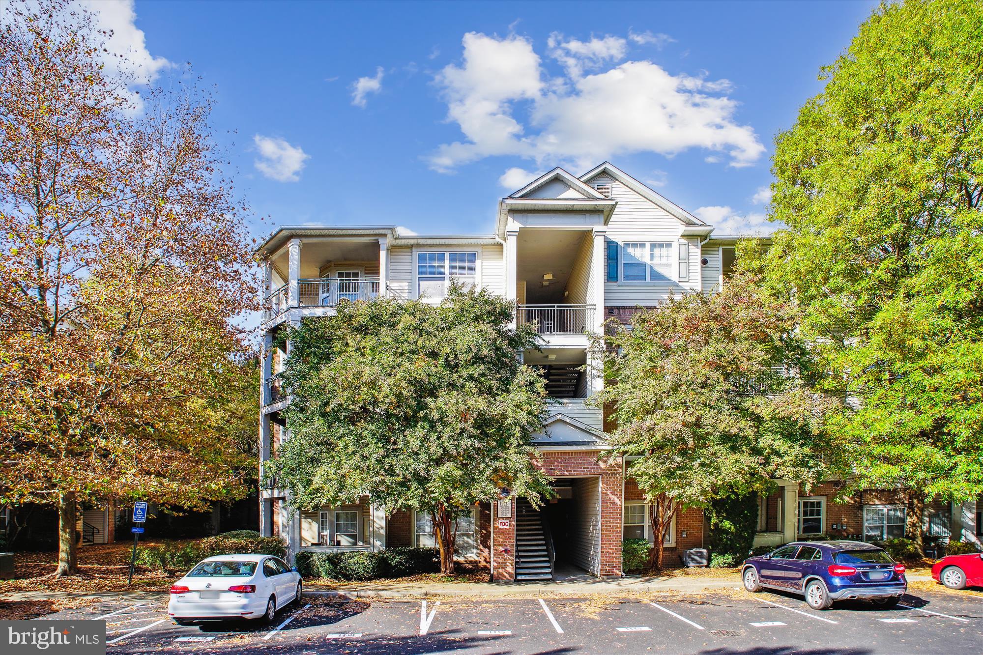 LEGATO CORNER - Land