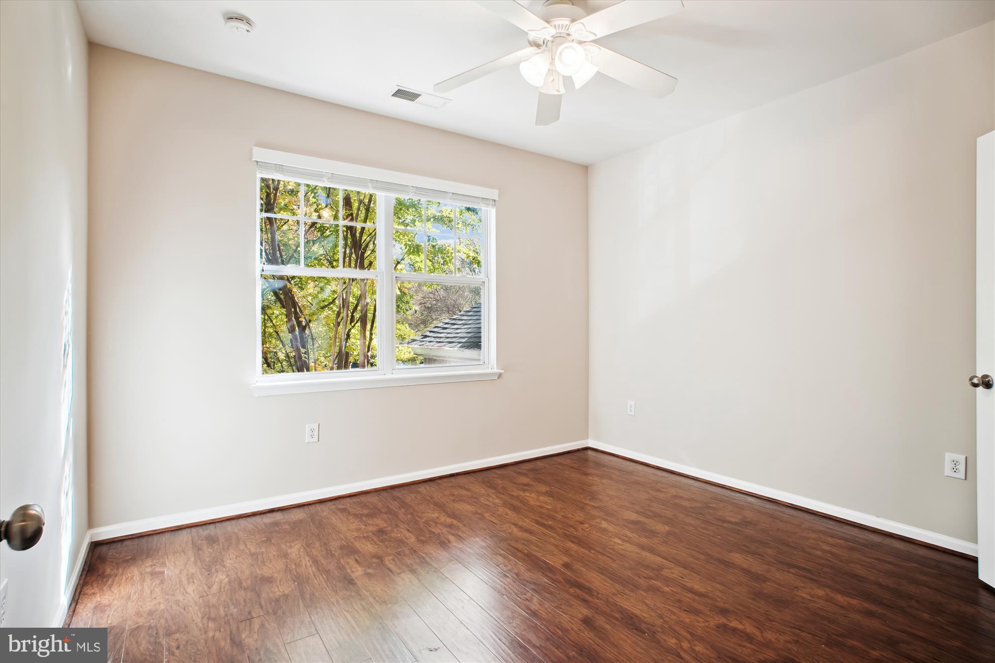 LEGATO CORNER - Land