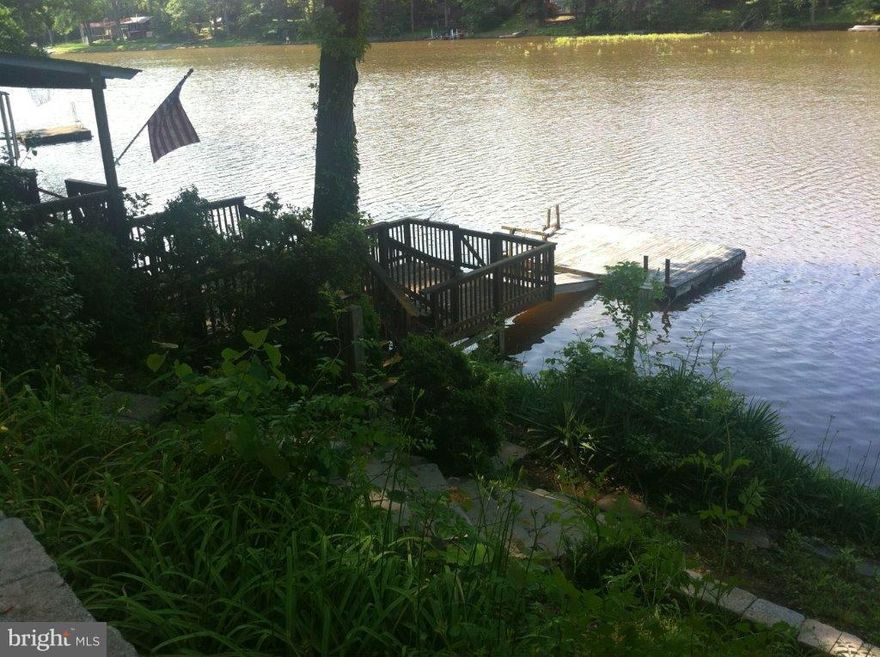 5 bedroom private waterfront home with pier and Dock - powerboats permitted - walk to sandy beach - Large stone outdoor fireplace - nestled among the trees on over 1 acre - renovated kitchen w/granite - huge Greatroom - oversized walkin Jacuzzi tub - walk in closets - deck and screened in porch overlook the water - close to VRE, shopping, restaurants