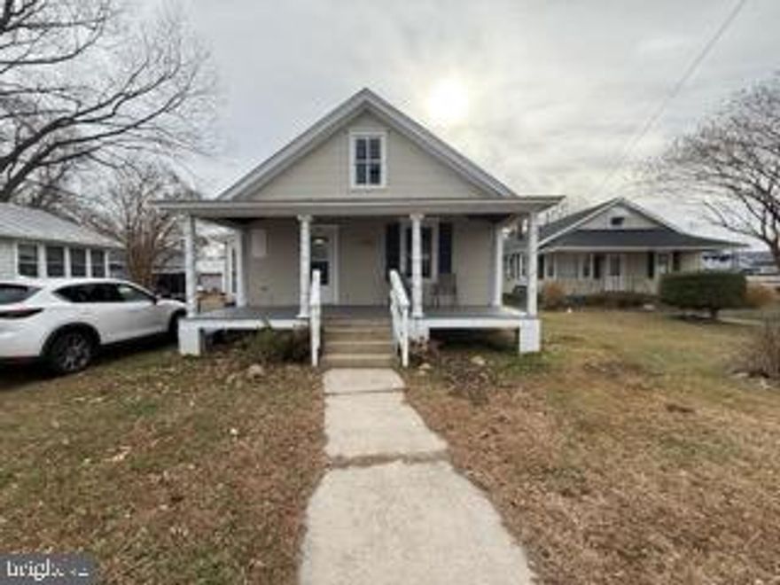 Older Cottage ready to make it a Home .! Large Rooms , hardwood floors , fenced in back yard with pier 6x90'. Utilities Not Included , electric , water,  sewer, propane for stove , oil heat . Must have Good Rental History & Credit .Score . Close to Beach & Events on the Monroe Bay .

Pets with $500 Deposit ... case by case     MOVE IN READY FEB 1st