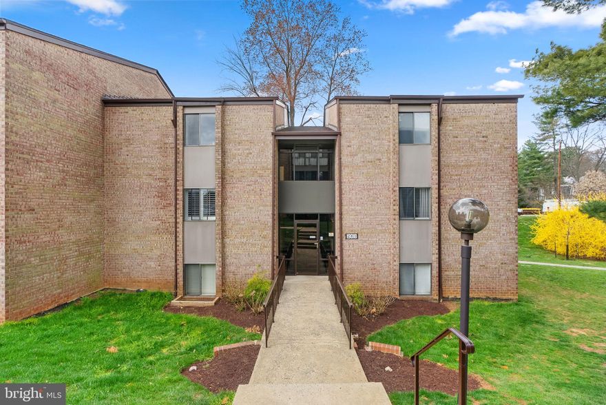 Lovely top-floor unit that is move-in ready and spacious with plenty of sunlight. The condo fee includes all utilities. For your convenience, the unit has a washer and dryer, new carpeting, a new fridge, a new dishwasher, new countertops, and freshly painted walls. Neighborhood facilities include a swimming pool, tennis courts, parks, and a lake. Near Costco, Sam's club, walking distance to shopping, restaurants, public transportation, public library. Easy access to major highways and roads: I-270, 200 ICC, 355, Shady Grove Metro station.