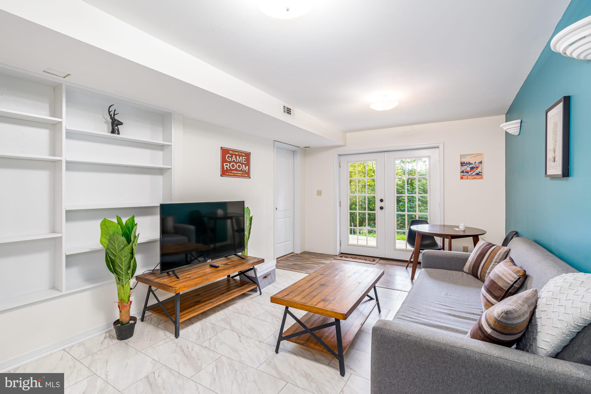 COLONIAL VILLAGE - Residential