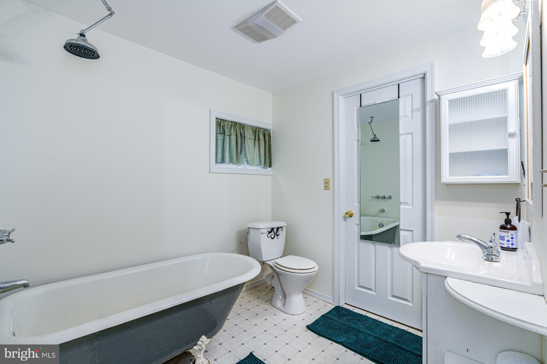 COLONIAL VILLAGE - Residential