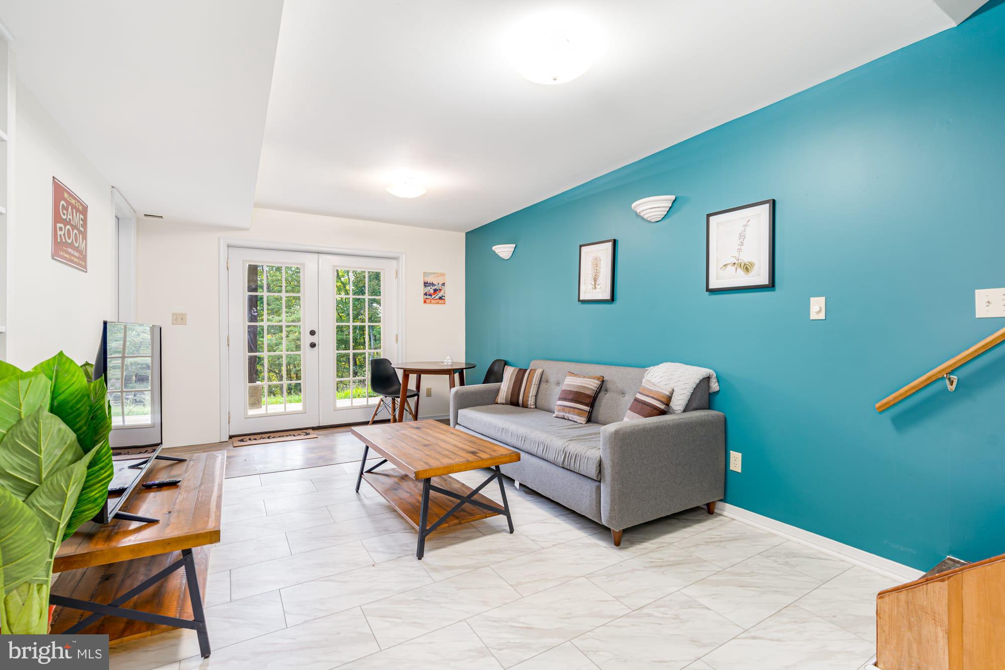 COLONIAL VILLAGE - Residential