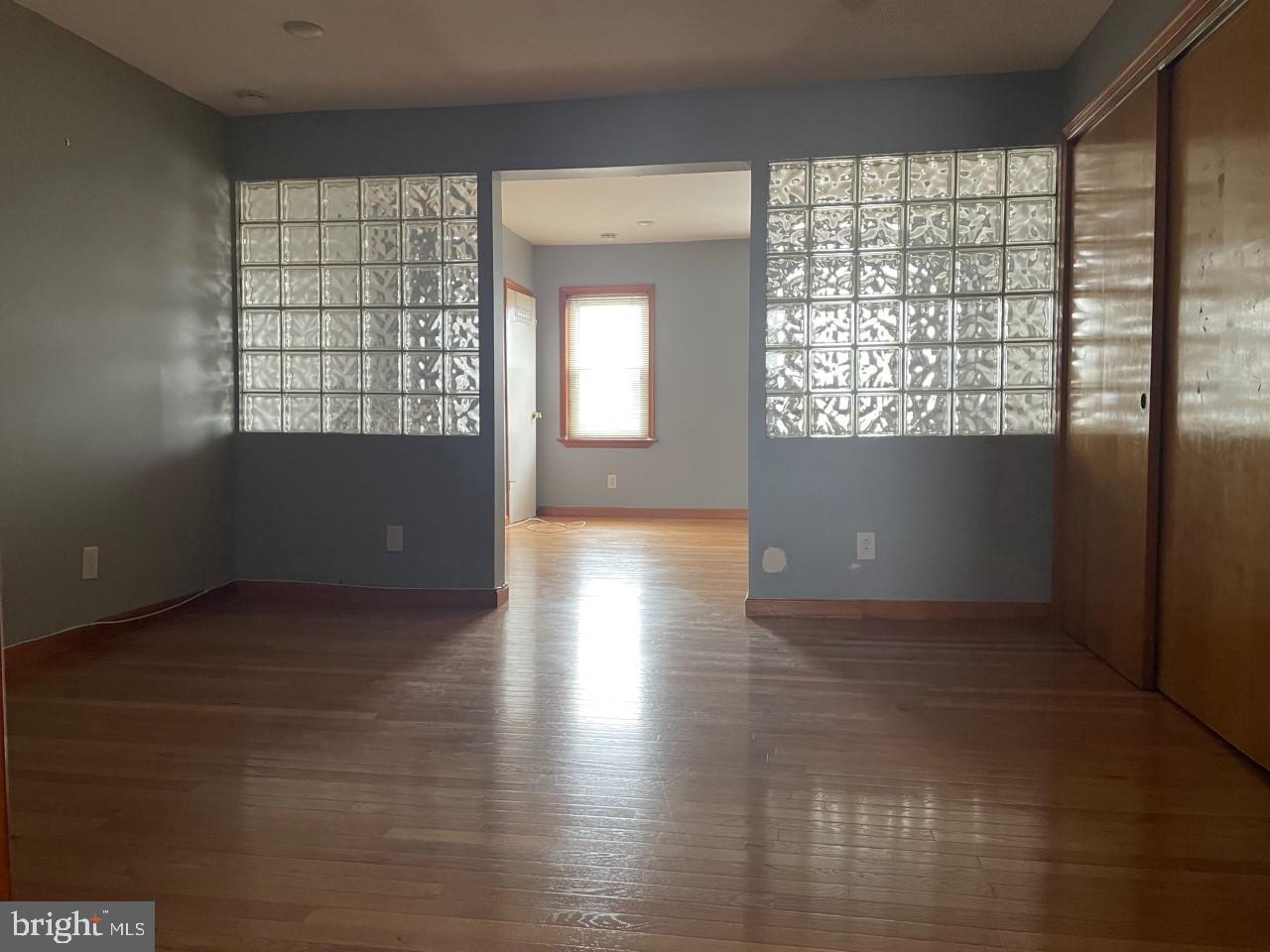 PORT RICHMOND - Commercial Sale