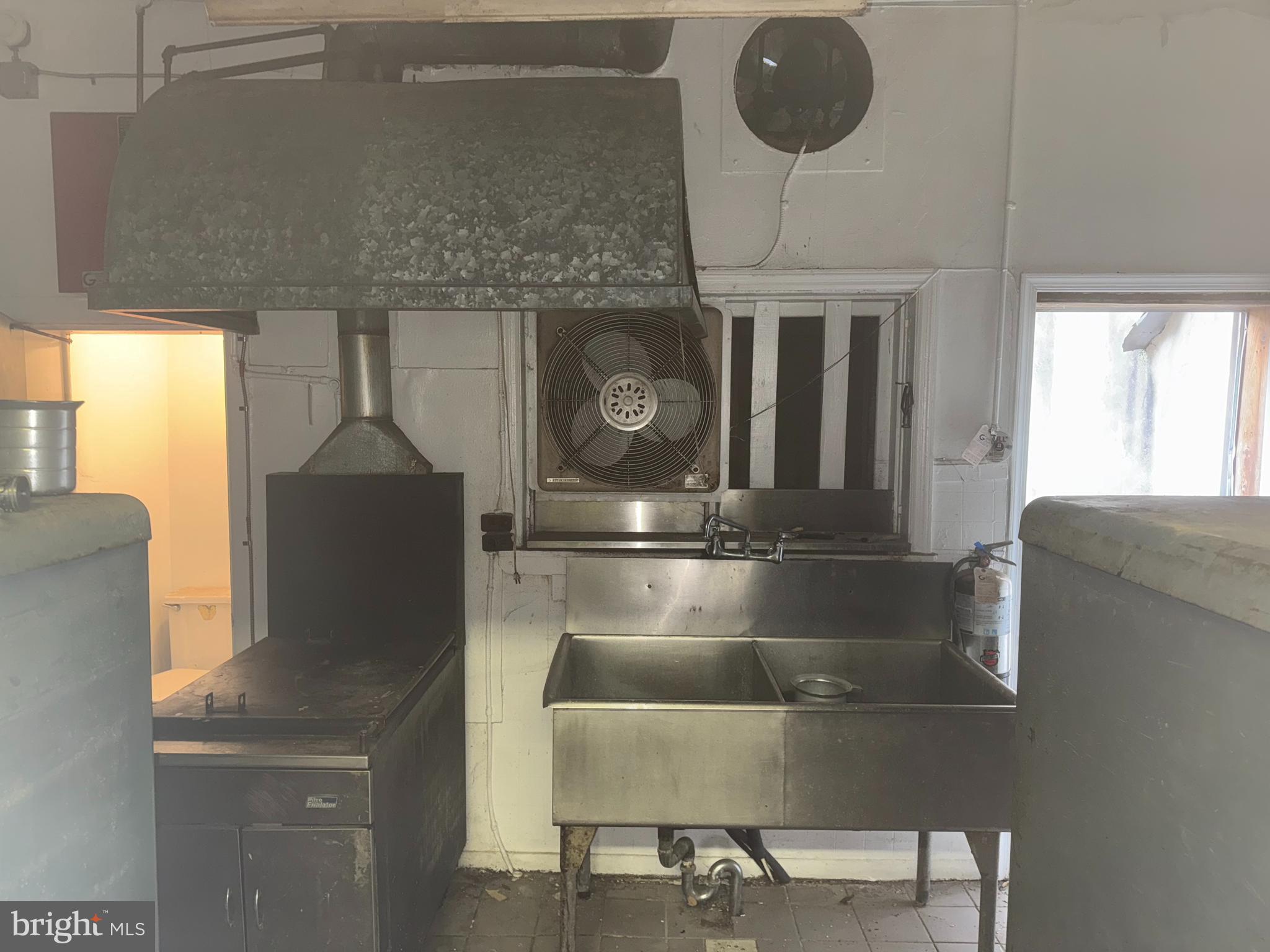 PORT RICHMOND - Commercial Sale