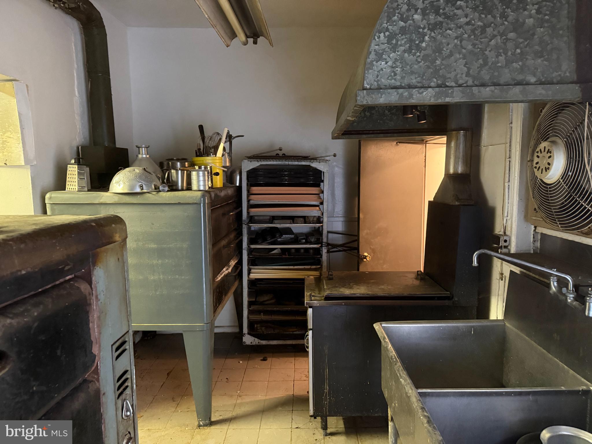 PORT RICHMOND - Commercial Sale