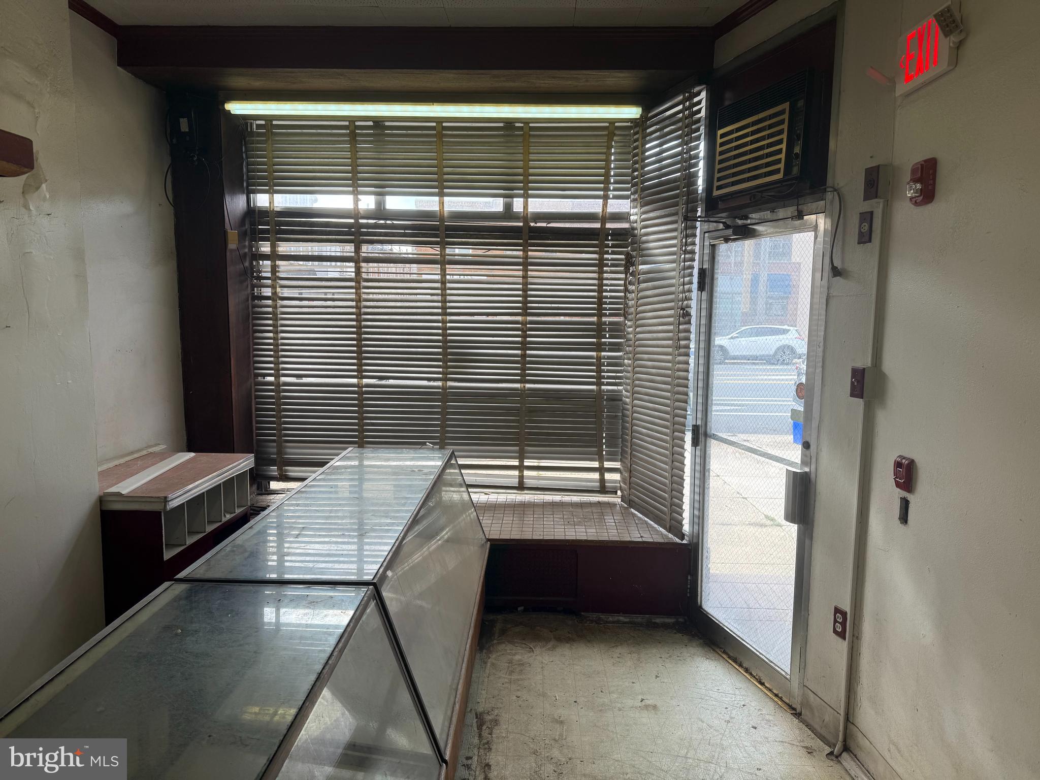 PORT RICHMOND - Commercial Sale