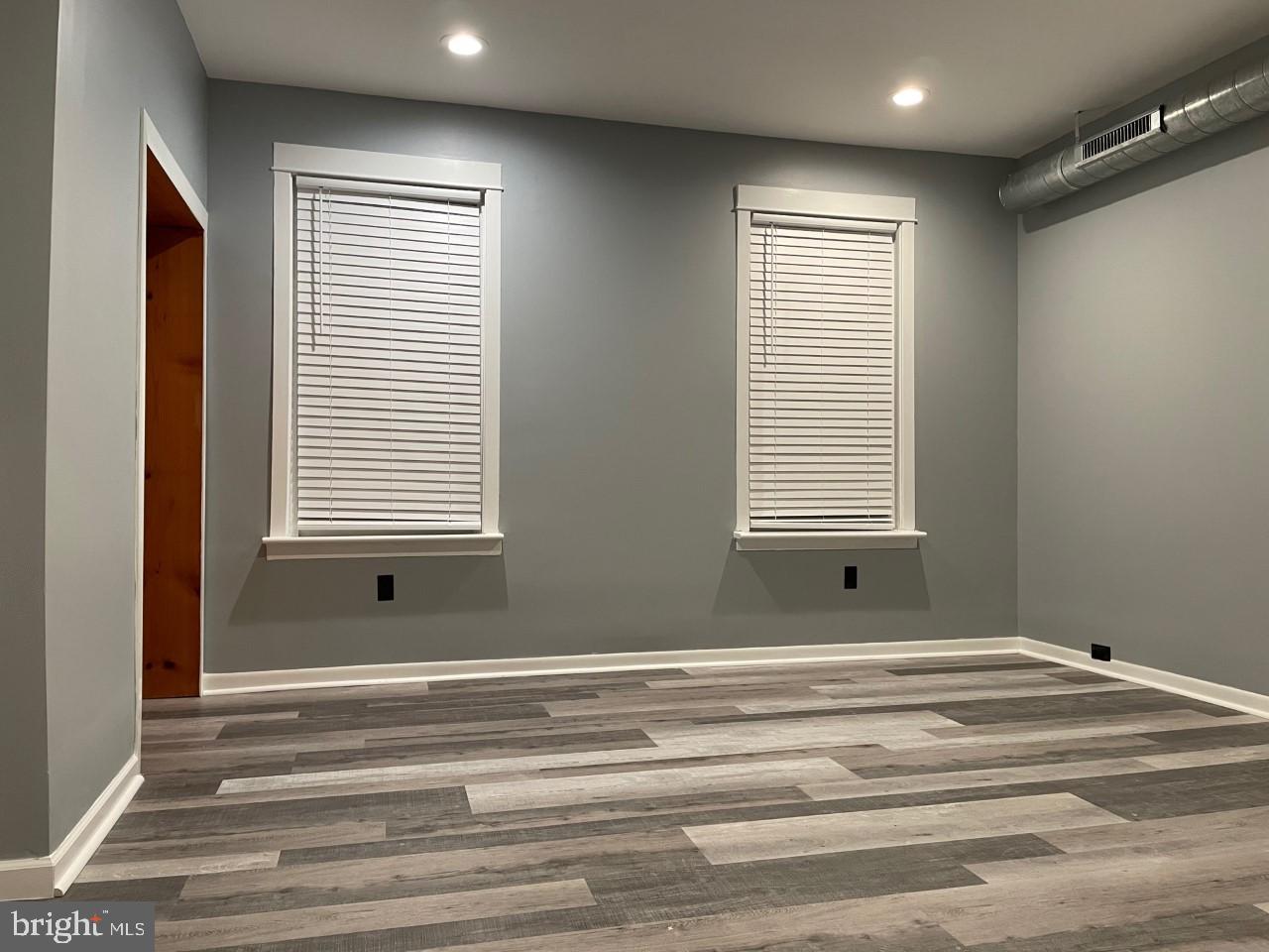 PORT RICHMOND - Commercial Sale