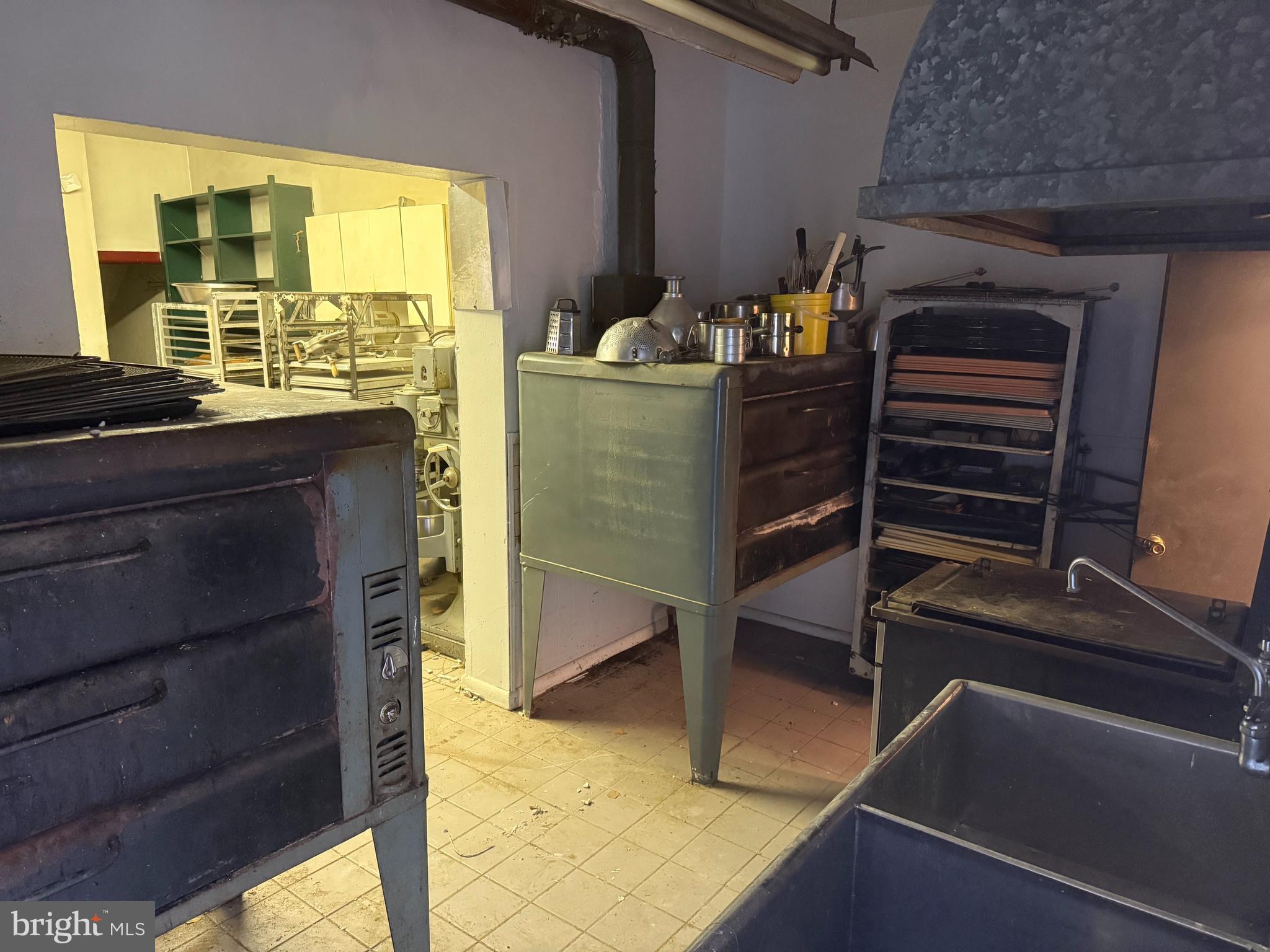 PORT RICHMOND - Commercial Sale