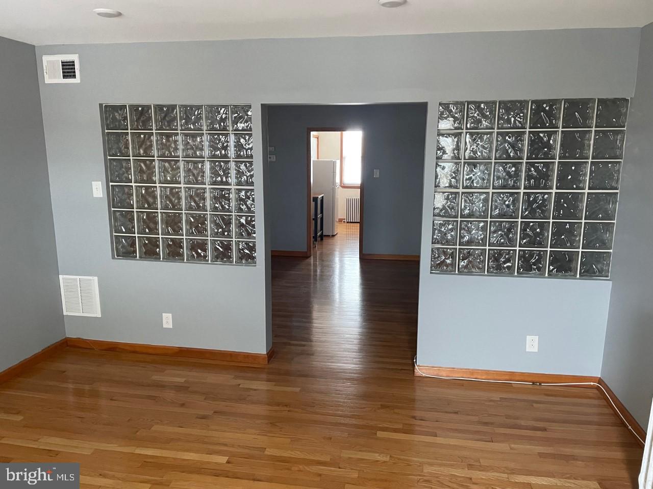 PORT RICHMOND - Commercial Sale