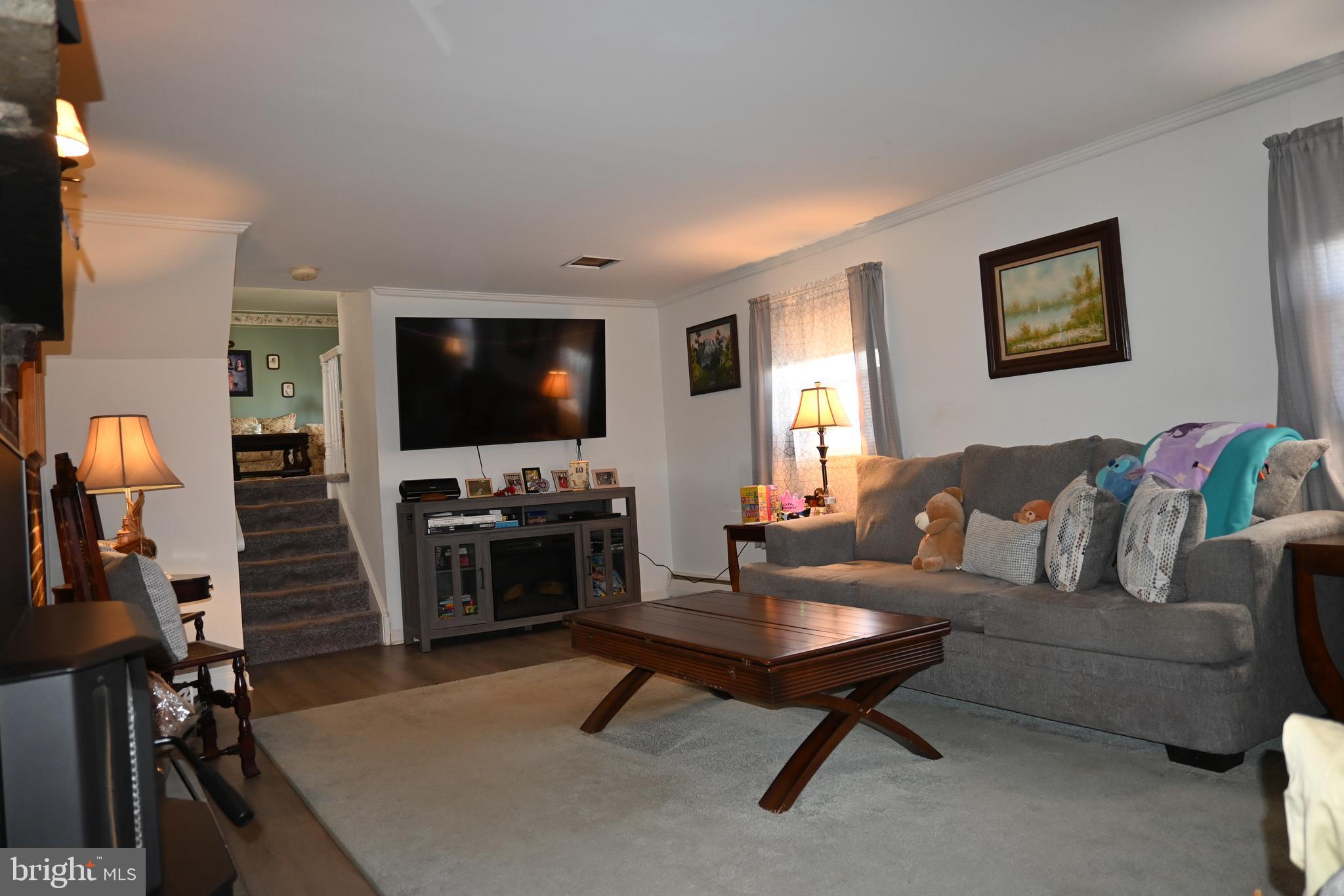 VILLAGE GREEN KNOLL - Residential