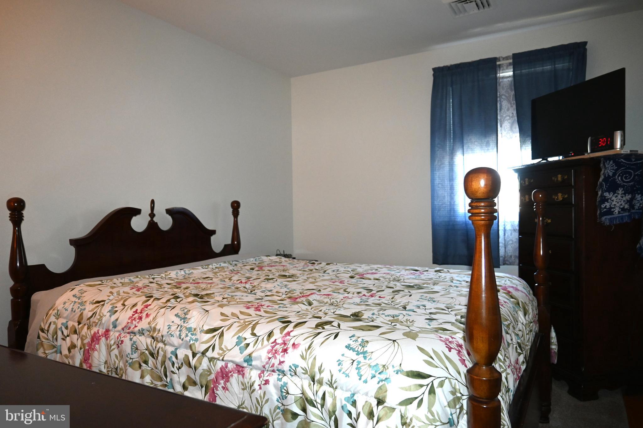 VILLAGE GREEN KNOLL - Residential