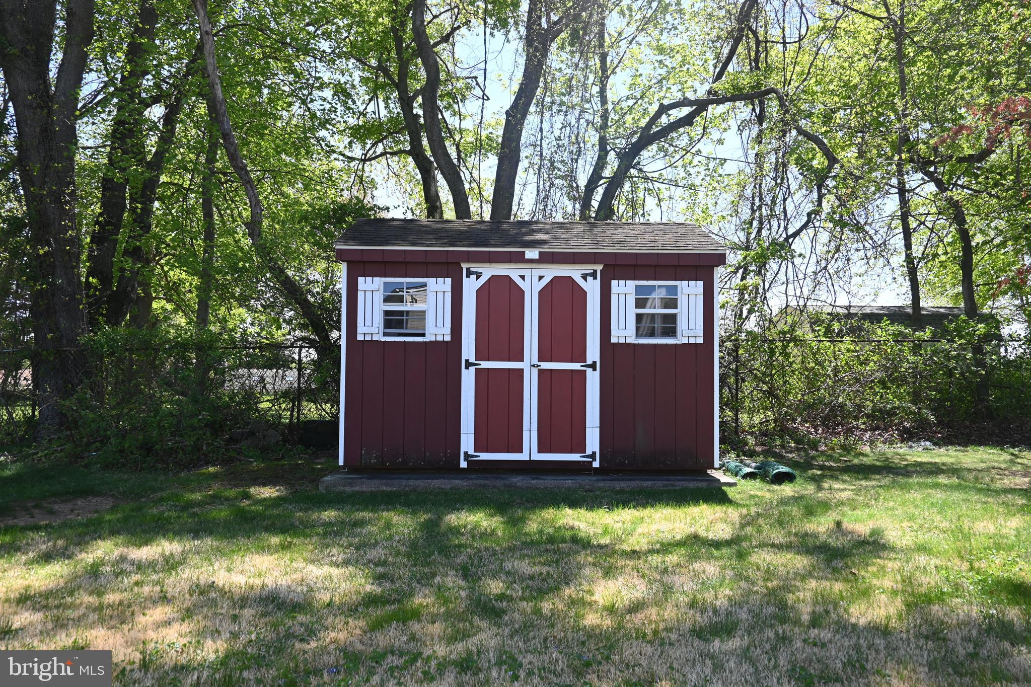 VILLAGE GREEN KNOLL - Residential