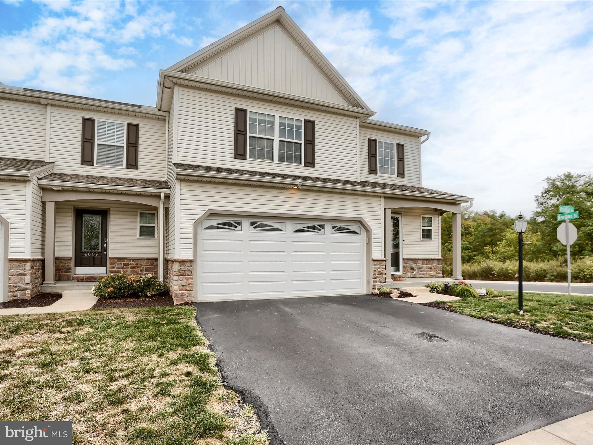 4607 HAMLIN LANE