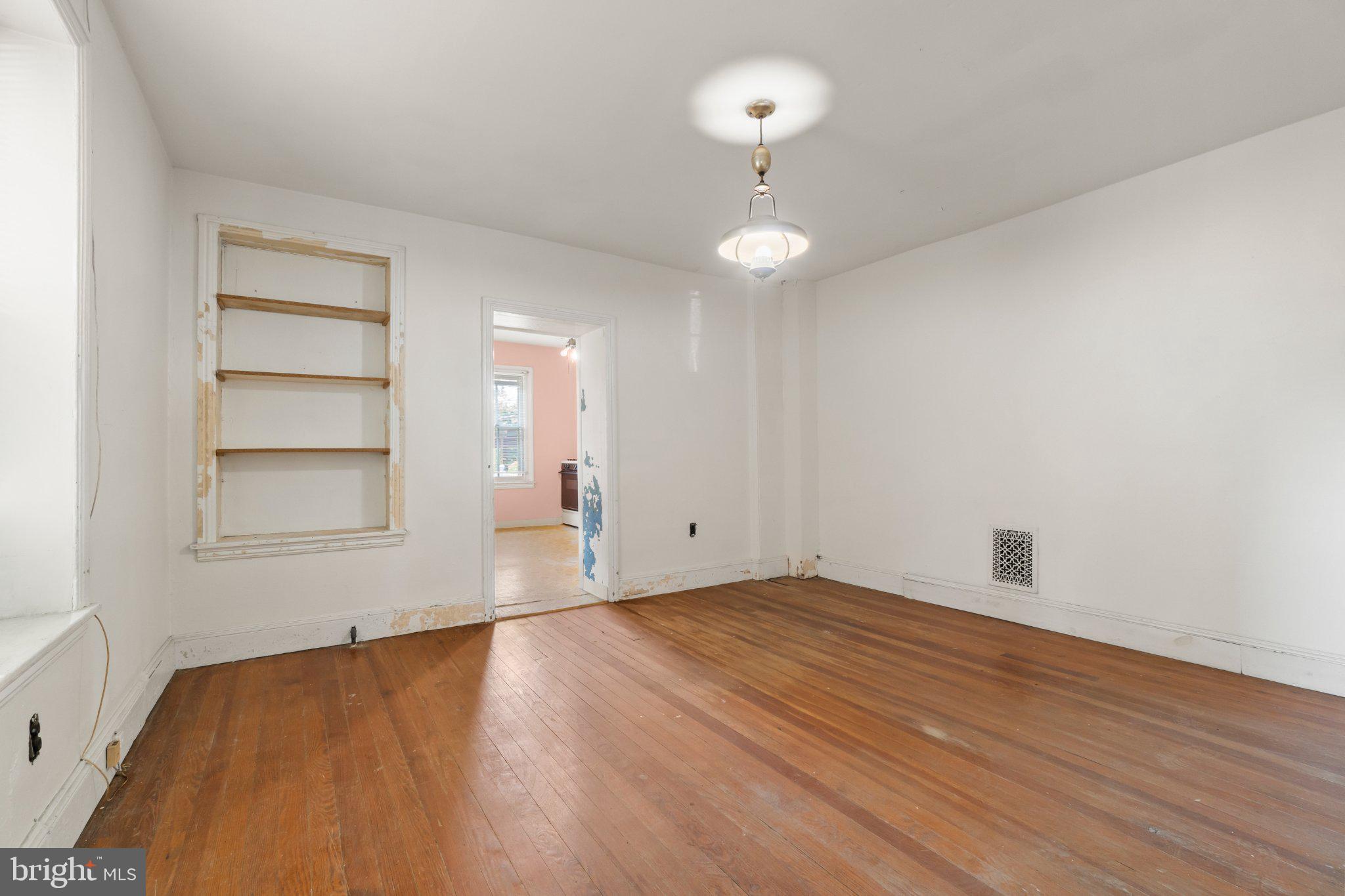 564 S BETHLEHEM PIKE