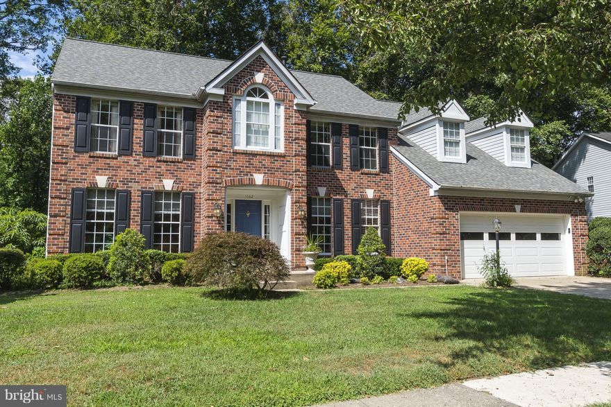 Large McLean model in Crofton Woods awaiting your personal touch. Offering 5 bedrooms, 3 full and 1 half bathrooms, formal living and dining rooms, eat-in kitchen with island, family room, spacious bedrooms, finished lower level, great location, and NO HOA!